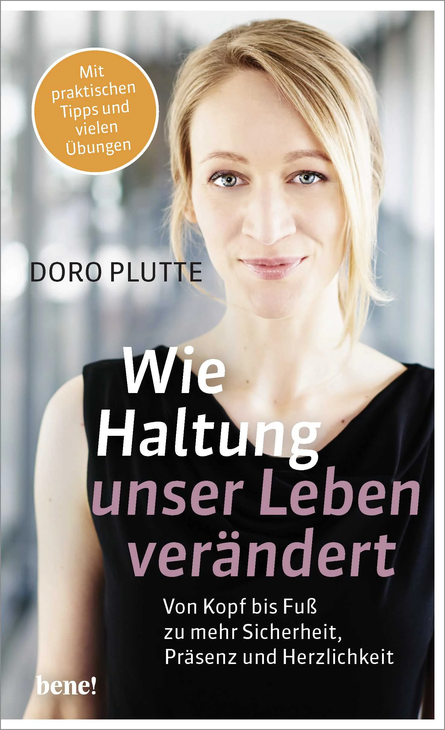Entdecken Sie den Schlüssel zu einem glücklichen und authentischen Leben!ZDF-Moderatorin und Coachin Doro Plutte ist überzeugt: Eine liebevolle Haltung sich selbst, anderen Menschen und Situationen gegenüber ist der Weg zum Glück. In Wie Haltung unser Leben verändert bietet sie wertvolle Impulse und praktische Schritte, um die eigene innere Haltung zu hinterfragen und Schritt für Schritt zu mehr Authentizität und Selbstliebe zu finden.Anhand vieler Beispiele aus ihrer Beratungspraxis zeigt Doro Plutte, wie eng äußere und innere Haltung zusammenhängen und welchen Einfluss unsere inneren Antreiber auf unser Leben haben. Mit Einfühlungsvermögen und Klarheit ermutigt sie ihre Leser, kleine Verhaltensänderungen vorzunehmen und so zu mehr innerer Stärke, Gelassenheit und einem respektvollen Umgang mit sich selbst und anderen zu finden.Ob es um Beziehungen, Kommunikation, Entscheidungen oder Lebenskrisen geht – die Antwort liegt in einer von Liebe getragenen Haltung, die im Einklang mit unseren Werten steht. Wie Haltung unser Leben verändert ist ein inspirierender Ratgeber für alle, die bereit sind, sich auf den Weg zu einem erfüllteren Leben zu machen.
