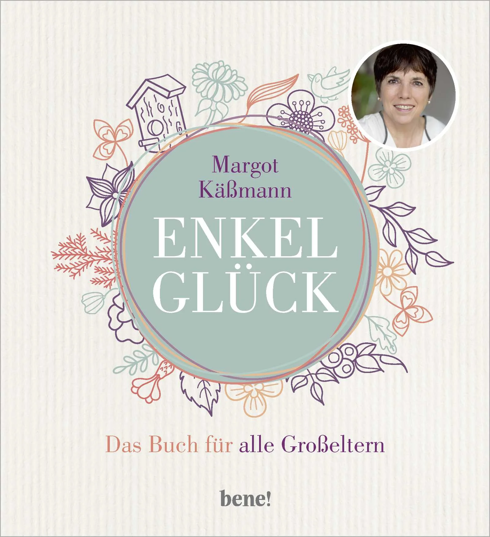 Kurze, einfühlsame Texte der Bestsellerautorin und sechsfachen Großmutter Margot Käßmann über das Enkel-Glück, kombiniert mit geschmackvollen Fotos machen dieses Buch zum perfekten Geschenk für (frischgebackene) Großeltern. Die Nachbarn, die beste Freundin, die alte Klassenkameradin, ein guter Bekannter aus dem Verein oder der Kirchengemeinde – sie sind gerade Großeltern geworden. Gerne möchte man gratulieren und die besten Wünsche mit auf den Weg geben. In gewohnt guter Weise formuliert Margot Käßmann einfühlsame Texte zu allen Themen und Fragen, die frischgebackene Großeltern bewegen: die Freude über das neugeborene Kind. Erinnerungen an die Zeit, als man selbst gerade Vater oder Mutter geworden ist. Die riesige Dankbarkeit, die man empfindet. Aber auch eine leichte Sorge, wie die junge Familie mit der neuen Situation zurechtkommt. Kann man helfen? Darf man sich einmischen? Und wie richtet man sich selbst nun am besten in der neuen Rolle ein? Wie kann man dem neuen Erdenbürger auf dem Weg ins Leben Türen öffnen und ein guter Begleiter sein? Wie man der Enkelin oder dem Enkel Segen zusprechen kann. Rituale, gute Traditionen. Und neue Wege, die man mit dem Enkelkind beschreiten möchte!Die Fotos von Stefan Weigand spiegeln das Glück, das man empfindet, wenn man dem Wunder des Lebens aufs Neue begegnet. Berührende Bilder, die zu Herzen gehen, ohne kitschig zu wirken.
