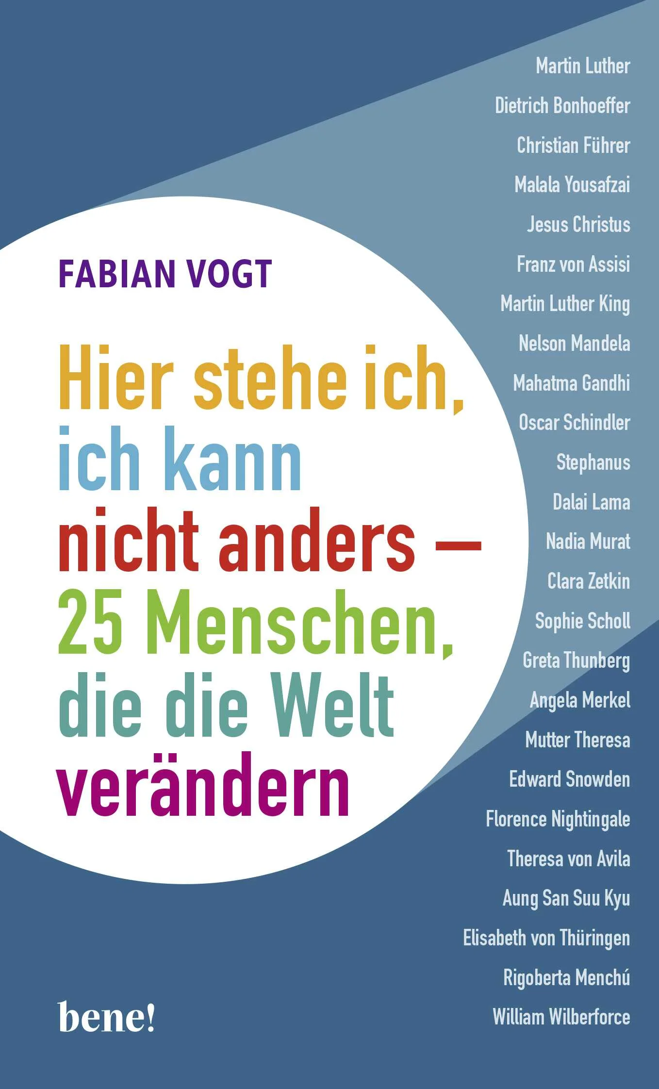 Fabian Vogt stellt in 25 Kurzporträts beeindruckende Persönlichkeiten der Weltgeschichte vor, die Haltung gezeigt haben. Darunter sind historische Persönlichkeiten wie Martin Luther, Mahatma Gandhi und Franz von Assisi, aber auch besondere Menschen der Gegenwart wie Greta Thunberg und Edward Snowden. »Hier stehe ich, ich kann nicht anders!« Mit diesen Worten antwortete Martin Luther auf dem Wormser Reichstag dem Kaiser auf die Frage, ob er widerrufen wolle, was er in seinen Schriften behauptet hatte. Für Martin Luther, der bereits als Häretiker verurteilt war, stand alles auf dem Spiel. Wenn er nicht widerruft, wird der Kaiser die Reichsacht über ihn verhängen – Luther ist vogelfrei und kann von jedermann straffrei getötet werden. Und doch steht der junge Mönch zu seinen Überzeugungen, die er in schweren Gewissenskämpfen gewonnen hat. Und die in den folgenden Jahren die Kirche auf den Kopf stellen werden …Am 18. April 2021 jährt sich der Wormser Reichstag zum 500. Mal. Dies hat Autor und Pfarrer Fabian Vogt zum Anlass genommen, in seinem Buch 25 besondere Menschen aus Vergangenheit und Gegenwart vorzustellen, die wie der bekannte Reformator Luther Haltung gezeigt und durch ihren Mut – damals, wie heute – die Welt verändert haben: Dietrich Bonhoeffer, Franz von Assisi, Nelson Mandela, Mahatma Gandhi, Edward Snowden, Greta Thunberg, Aung San Suu Kyu, Clara Zetkin, Jesus Christus u. v. m.