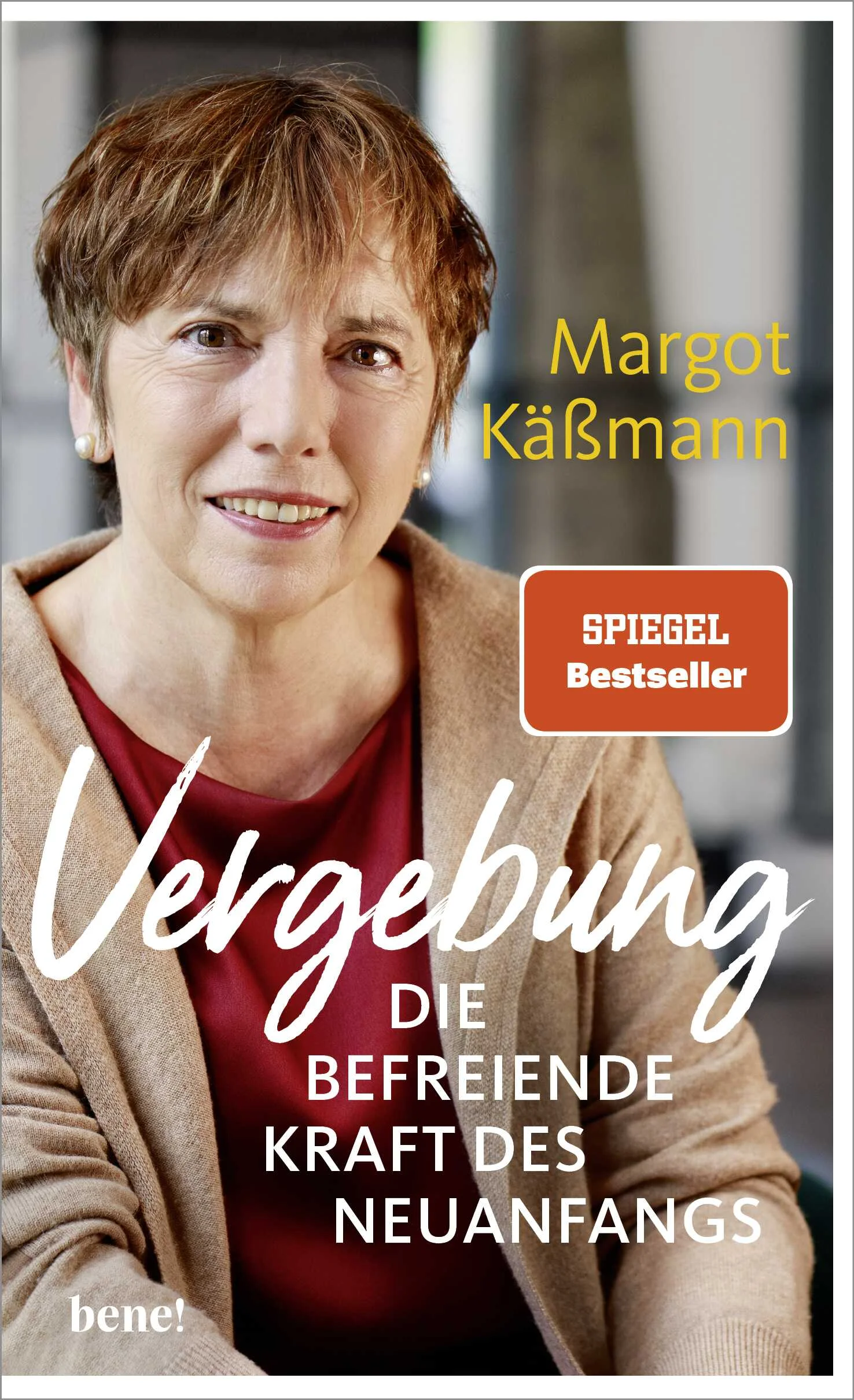 Die bekannte Theologin Margot Käßmann weiß, wie schwer es ist, zu vergeben, wenn einem Unrecht getan wurde. Und doch ist es der einzige Weg, Frieden zu finden. Denn die Wut und der Schmerz schaden vor allem uns selbst – und nicht dem Täter oder der Täterin. In diesem Buch zeigt die Bestseller-Autorin Wege auf, wie Vergebung gelingen kann. Gerade als Christinnen und Christen dürfen wir wissen: Am Ende leben wir alle von Vergebung!Vergeben zu können ist eine der schwierigsten Herausforderungen, vor der wir stehen. Jeder Mensch erfährt im Laufe seines Lebens Leid, das ihm andere Menschen zufügen. Manchmal ist der Groll so stark, dass er uns zu überwältigen droht: die Verletzungen beim Scheitern einer Ehe, der Ärger über den Bruder, der uns tiefes Unrecht zugefügt hat. Oft bemerken wir das überwältigend negative Gefühl erst, wenn es schon zu spät ist: ein Elternteil ist verstorben, und wir spüren ungeklärte Konflikte, die uns auf der Seele lasten. Der innere Friede geht verloren, und stattdessen bestimmen uns Wut und Ärger.Einfühlsam vermittelt Margot Käßmann, wie es gelingen kann, zu verzeihen und sagt: »Auch wenn es uns sehr schwer fällt zu verzeihen: Immer wieder habe ich erfahren, wie gut es tut, wenn es gelingt. Nur so können wir wieder frei werden!«
