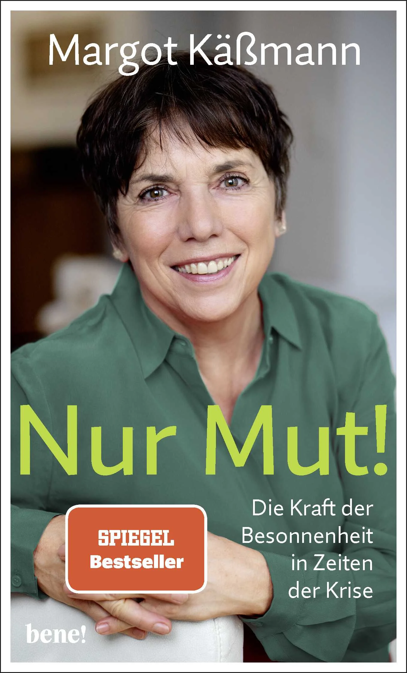 Mut und Besonnenheit in Krisenzeiten - Margot Käßmanns Worte der Ermutigung und Zuversicht.In Zeiten der Krise, in denen alte Gewissheiten wegbrechen und wir täglich mit schlechten Nachrichten und neuen Sorgen konfrontiert werden, ist es ein Herzensanliegen von Margot Käßmann, den Ratsuchenden Mut zu machen. In Nur Mut! - Die Kraft der Besonnenheit in Zeiten der Krise teilt sie ihre Gedanken und Einsichten, um Gelassenheit und inneren Frieden zu gewinnen.Margot Käßmann schreibt: »Ein altes Wort ist für mich zu einer Art Anker geworden: ›Besonnenheit‹. Das ist der richtige Begriff zwischen Sorglosigkeit und Panik.« Sie ermutigt dazu, die Augen nicht vor den Gefahren zu verschließen, Rücksicht zu nehmen und sich auf das Wesentliche zu besinnen. Inmitten von Egoismus, Rücksichtslosigkeit und Falschmeldungen findet sie Trost und Kraft in der Bibel, insbesondere in einem Vers aus dem 2. Timotheusbrief: »Gott hat uns nicht gegeben den Geist der Furcht, sondern der Kraft und der Liebe und der Besonnenheit.«Dieses Buch ist ein wertvoller Begleiter für alle, die in herausfordernden Zeiten Halt und Hoffnung suchen. Margot Käßmanns Worte schenken Zuversicht und die Gewissheit, dass wir uns getragen fühlen dürfen, was immer geschieht. Ein Mutmacher-Geschenk, das dabei hilft, Krisen zu bewältigen und die Kraft der Besonnenheit zu entdecken.
