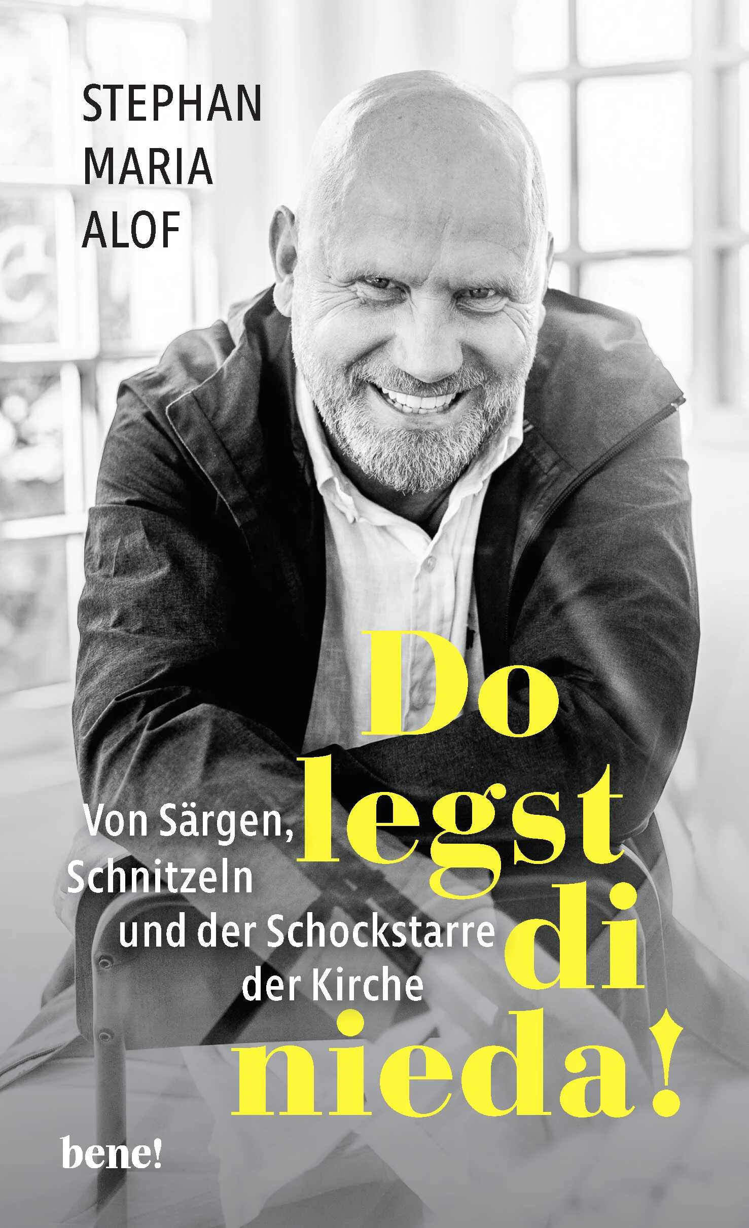 »Du bist need nur da Hamma, sondern’s ganze Werkzeugkistl« – sagen manche, die ihn kennen: Denn Stephan Alof geht immer aufs Ganze, egal was er anpackt. Wenn er sich als Pfleger und Betreuer liebevoll um alte Menschen, AIDS-Kranke, Sterbende und Trauernde kümmert und ein stets offenes Ohr für deren Anliegen hat. Wenn er im Münchner Glockenbachviertel innerhalb weniger Jahre eine Reihe gutgehender Lokale und eine Eisdiele mit Namen wie »Jessas« »Maria« und »Josef« aus dem Boden stampft oder zukünftig als Bestatter vieles anders machen will, als es bislang üblich ist. Seine Fantasie, aus Räumen faszinierende Erlebniswelten zu machen und Projekte anzuschieben, kennt keine Grenzen. Beim Trödler organisiert er Möbel, Lampen und tolle Dekorationen für seine Läden oder verwandelt Kirchenräume in einen Paradiesgarten. Zur Bergmesse lädt er aufs Dach eines Hochhauses ein und legt mit zahlreichen Helfern Blütenteppiche. Stephan Maria Alof sagt über sich selbst, dass er ein »verrückter Hund« ist, auch weil er sich seit zwei Jahrzehnten in St. Maximilian, einer katholischen Kirche mitten in München engagiert. Dabei kennt er mehr als eine Enttäuschung: Seinen Kindheitstraum, Priester zu werden, durfte er nicht leben, weil er sich zu seiner Homosexualität bekannte. Andere mit gleicher Neigung haben in der Kirche Karriere gemacht und bekleiden Amt und Würden – weil alle die Klappe halten. Die verlogene Doppelmoral mancher katholischer Amtsträger ist Stephan Alof zutiefst zuwider. Und er ist traurig und zornig zugleich, wie aus einem verdrehten Selbstverständnis der Kirche viel Leid entsteht. Wenn Protz, Machtgier und Gewalt in einem krassen Gegensatz zur Lehre Jesu stehen. Dennoch engagiert sich Stephan Alof seit Jahrzehnten für seine Kirche. Denn es geht ihm nicht um die Institution, sondern um die Menschen und die lebensbejahende Botschaft Jesu. An der Seite von Pfarrer und Bestseller-Autor Rainer Maria Schießler entwickelt er die coolsten Ideen, um verstaubten Traditionen neues Leben einzuhauchen und Menschen zu begeistern. Er hat es sich zum Ziel gesetzt, Menschen zu befähigen, ihr volles Potenzial auszuschöpfen. »Mach was draus«, lautet sein Credo. Der Erfolg gibt ihm Recht: Nicht nur die Gaststätten finden regen Zulauf, sondern Woche für Woche ist sonntags die Kirche voll. Alles, was er anschiebt, ist eine Einladung in die Freiheit. Und es ist eine Freude zu sehen, wie das Glück einzieht, wenn erstarrte Strukturen aufbrechen.