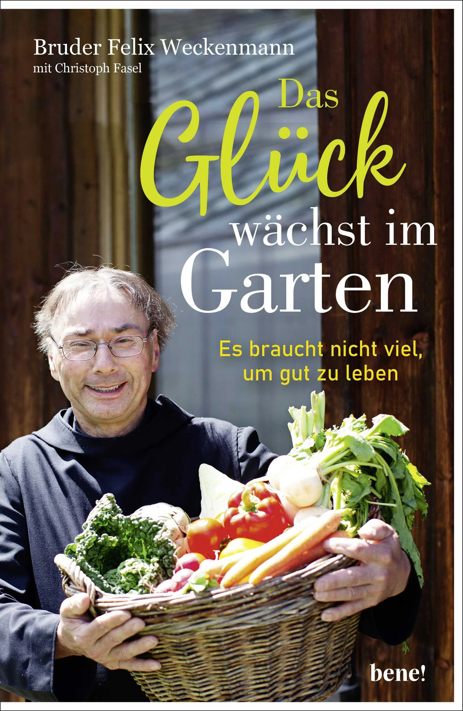 Bruder Felix hat sein Glück im Garten gefunden. Seine Betrachtungen über das Wachsen, Blühen, Reifen – Werden und Vergehen des Lebens halten uns vor Augen, worum es im Leben wirklich geht und dass wir unser Glück im Einfachen, Ursprünglichen finden können.Seit 38 Jahren ist Bruder Felix Gärtner im Kloster Beuron im Donautal. Als junger Schüler kam er das erste Mal auf einem Ausflug hierher und dachte beim Anblick des Klostergartens direkt: „Dort will ich einmal arbeiten“. Im Winter steht er am Fenster und wartet darauf, dass der Frühling kommt und das Tal neu zu Blühen beginnt. Bruder Felix sät, hegt und erntet, jahraus, jahrein: Gemüse, Kräuter und Blumen. Er ist ein zupackender Mensch und legt doch eine große Feinfühligkeit an den Tag, wenn er sich um die jungen Pflänzchen müht, die im rauen Donautal ihre Wurzeln ins Erdreich strecken. Aus Artischocken macht Felix Creme, aus Ringelblüten Salbe. Von früh bis spät ist er auf den Beinen, gräbt den Acker um, sammelt Blütenblätter, setzt alkoholische Lösungen an. Der Destillierbrenner wird mit Holz beheizt, sorgsam gilt es Temperatur und Füllstand im Blick zu behalten. Zuletzt füllt Bruder Felix per Hand die Flaschen mit Obstbrand. Wer aus den reifen Früchten von Äpfeln, Quitten und Kirschen edle Brände machen möchte, braucht Zeit, Geduld und Liebe zur Sache. Felix hat sie. Und seine Betrachtungen über Wachsen, Blühen, Reifen - Werden und Vergehen des Lebens sind lesenswert. Da ist einer am Werke, der den Dingen auf den Grund geht.Kleidung und Schuhe, Essen und Trinken und ein warmes Bett bekommt er im Kloster. Die Tageszeitengebete gliedern den Tag. Einmal im Jahr macht Bruder Felix eine Woche Urlaub in der kleinen Klause eines befreundeten Klosters im Rheingau. „Der Abt gibt mir dann 100,- Euro mit, damit ich mir etwas zu Essen und zu Trinken kaufen kann. Staunend stehe ich im Supermarkt vor den Regalen und weiß nicht, was ich nehmen soll. Aber ich merke dann: Das alles brauche ich eigentlich gar nicht. Ich bin glücklich mit dem, was ich habe.“