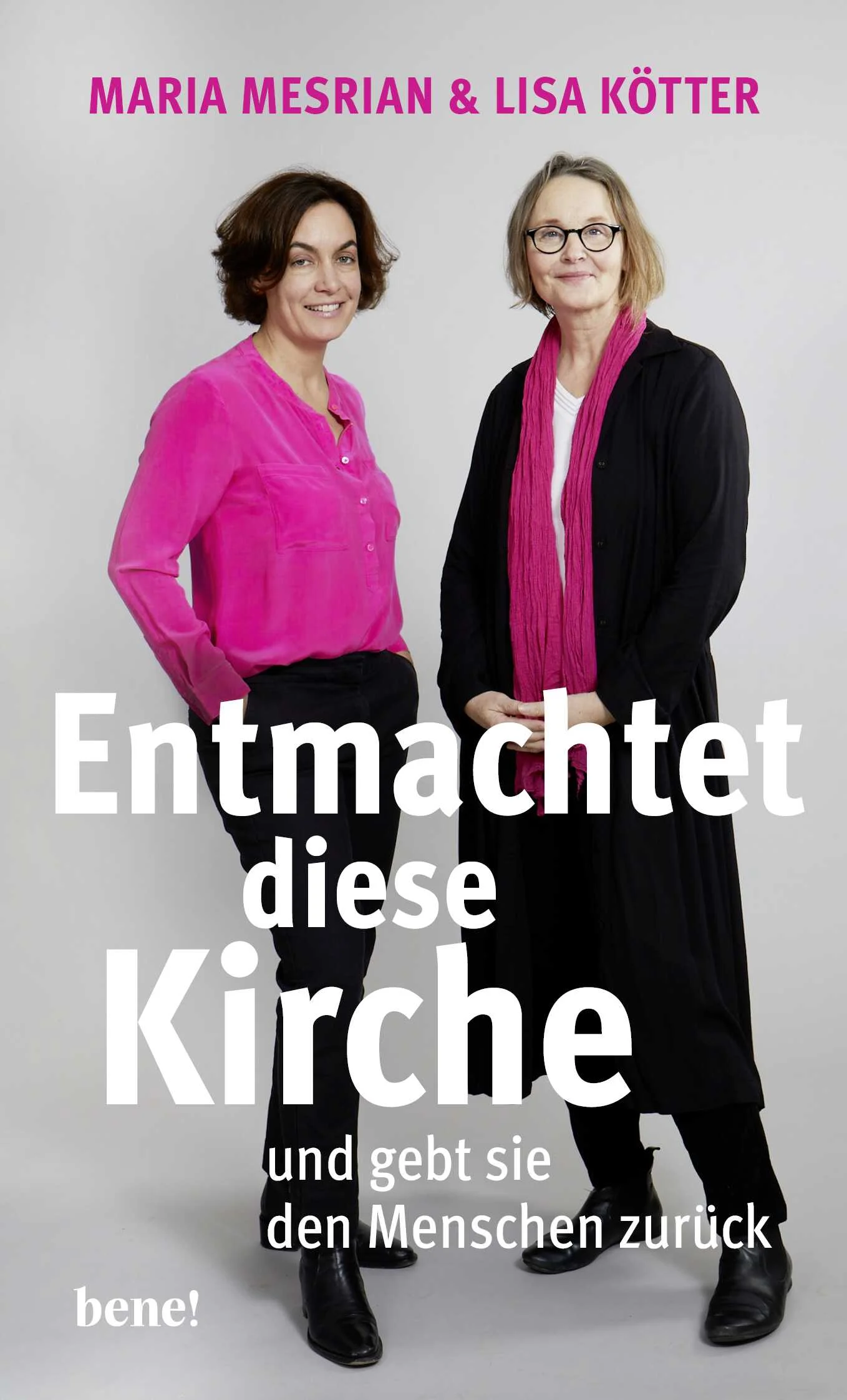 »Wem gehört die Kirche? Ist es die Kirche der Kardinäle und Bischöfe? Nein, sie gehört uns Menschen! Entmachtet den Klerus!«, fordern Lisa Kötter und Maria Mesrian – die zwei bekannten Mitbegründerinnen der Bewegung Maria 2.0.Die Aufdeckung von Machtmissbrauch monströsester Art erschüttert seit Jahren die römisch-katholische Kirche. Sexuelle Gewalt, Klerikalismus, Verschwendung und Empathielosigkeit gegenüber Opfern kirchlicher Gewalt machen die Menschen fassungslos.»So grauenvoll die Verbrechen sind, so sehr erschreckt auch die gutachterlich dokumentierte Gewohnheit des hohen Klerus, diese Verbrechen zu vertuschen. Das Versprechen, die Kirche Jesu zu sein, wird gebrochen«, sagen Maria Mesrian und Lisa Kötter. Scham, Schmerz und Solidarität mit den Geschädigten – das sind angesichts der erschütternden Erkenntnisse die Gefühle vieler Katholikinnen und Katholiken. Hunderttausende sind in den letzten Jahren aus der Kirche ausgetreten.Auch Lisa Kötter hat sich nach 61 Jahren entschieden, die römische Kirche zu verlassen. Als Christin kämpft sie jedoch weiter für Demokratisierung und Gleichberechtigung in der Kirche. Ihre Mitstreiterin Maria Mesrian ist noch Mitglied der römisch-katholischen Kirche und macht von innen Druck. Die beiden sind sich einig: Es braucht eine komplette Kehrtwende. »Wir alle müssen damit anfangen, diese Kirche endlich in Menschenorte zu verwandeln: in Aufwärmorte für die Heimatlosen, in Vertrauensorte, in Orte der gemeinsamen Suche und der Demokratie. Orte, die den Menschen und damit Gott dienen.«Den Gläubigen empfehlen Kötter und Mesrian ein Ende des Gehorsams. Von den Kirchenoberen fordern sie: »Hört auf, die Sehnsucht der Menschen nach Gemeinschaft, Liebe, Gerechtigkeit und Freiheit zu missbrauchen! Der einzige Weg ist Solidarität und Teilhabe, damit die Bedürftigen nicht nur in gefühlvollen Sonntagsreden vorkommen! Verabschiedet euch von eurer vorgestrigen klerikalen Hierarchie, demokratisiert euch gefälligst und spart euch eure Betroffenheits-Routinen!«Ein Buch randvoll mit Klartext, der vielen aus der Seele sprechen dürfte. Für eine Kirche der Zukunft – eine Kirche für die Menschen.