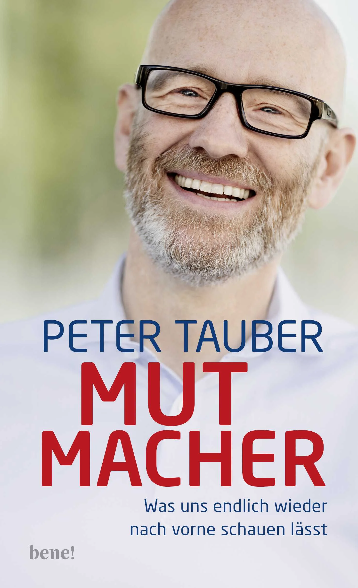 »Den Mutigen gehört die Welt«, besagt ein altes Sprichwort. Wie ist das mit dem Mut heute? Brauchen wir in unserer Gesellschaft mehr davon? Und wie finden wir ihn? Der ehemalige Spitzenpolitiker Peter Tauber schreibt über die Relevanz von Mut und das Bekennen zu einer Gesellschaft, in der Miteinander mehr zählt als Ellenbogen. Ein Buch für alle, die sich angesichts der Krisen und des Schlechten in der Welt ermutigen lassen wollen.Peter Tauber stellt fest: Wer den Fernseher anschaltet, im Internet surft oder in die Zeitung schaut, dem begegnet statt dem Mut viel häufiger die Wut. Obwohl wir wissen, dass Wut selten zu etwas Gutem führt. Wut zerstört.Mut hingegen, so heißt es, Mut wird belohnt. Auch in der Bibel ist der Mut ein Dauerthema.Und auch, wenn sie medial eine untergeordnete Rolle zu spielen scheinen: »Es gibt sie überall in unserem Land. Menschen, die nicht bloß wütend sind, was alles nicht funktioniert oder ihnen gegen den Strich geht, sondern die etwas tun, damit die Welt besser wird«, sagt Tauber und ergänzt: »Und ich bin mir sicher Sie kennen selbst ganz viele.«In seinem neuen Buch erzählt der ehemalige Bundestagsabgeordnete die inspirierenden Geschichten von Mutmacherinnen und Mutmachern. Von Menschen, die er allesamt persönlich kennt: Da ist seine an Multiple Sklerose erkrankte Schwester Steffi Tauber, Danny Beuerbach, der Kinder fürs Lesen begeistert, Mechthild Heil, die sich im flutgeplagten Ahrtal engagiert – und Christoph Lübcke, der sich nach dem Mord an seinem Vater noch stärker gegen Rechtsextremismus positioniert.Es geht Tauber um ein mutiges Bekennen zu einer Gesellschaft, in der Miteinander mehr zählt als Ellenbogen, Rücksicht ankommt und aufeinander achten wichtiger ist als »me, myself and I first«.»Weil ich das Gefühl habe, dass wir in den Medien und der Öffentlichkeit den Lauten, den Wütenden, den Schreihälsen viel zu viel Aufmerksamkeit widmen, ist hier mal nur Platz für die Mutigen, ohne die am Ende nichts in unserem Land gut werden würde.«Peter Tauber
