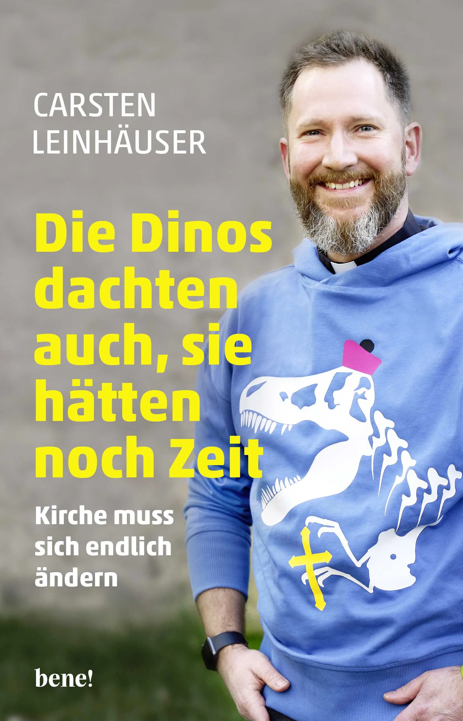 Carsten Leinhäuser ist katholischer Priester und setzt sich mal zornig, mal humorvoll dafür ein, dass die Kirche wieder wird, was sie einst war: ein Hoffnungsschimmer, ein Rettungsboot, agil, mutig, verständlich und greifbar. Ein Buch für alle, die sich nach neuen Formen sehnen, um ihren Glauben zu leben. »Sie sind riesengroß, stark, gewaltig. Und sie sind tot, ausgestorben: die Dinosaurier. Heute ist unsere Zeit. Doch manchmal kommt mir der Gedanke, dass es immer noch ›Dinos‹ gibt. Die Kirche ist so einer. Und ich arbeite für sie. Läuft auch ihre Zeit ab?Vor etwa 2000 Jahren, als die Kirche entstand, war sie alles andere als ein behäbiger Dinosaurier. Sie war ein Hoffnungsschimmer für Menschen auf der Suche. Ein Rettungsboot für Ertrinkende und Gestrandete. Ein Licht in dunklen Zeiten. Ein frischer Wind für jene, deren Leben eng und stickig geworden war.Die Christinnen und Christen der ersten Jahrhunderte waren wahre Meister darin, die Frohe Botschaft in die Lebenskontexte ihrer Zeit zu übersetzen. Das Christentum, die Kirche, konnte sich alleine deshalb auf der ganzen Welt ausbreiten, weil es so unglaublich agil, mutig und flexibel auf ›den Zeitgeist‹ reagierte. Für die ersten Christen und Christinnen war klar: Wenn die Zeiten sich ändern, wenn Kulturen unterschiedlich ticken, ist es unsere Aufgabe, die Frohe Botschaft da reinzutragen. Sie anzupassen. Und zwar so, dass die Menschen sie verstehen können. Dass sie etwas mit ihrem Leben zu tun hat. Konkret. Greifbar.Irgendwie sind uns diese Kreativität, dieser Mut, dieses Gottvertrauen im Lauf der Zeit verloren gegangen. Aus dem ›frischen Wind‹ ist eine angestaubte Bibliothek voller Regelwerke geworden. Aus dem agilen jungen Lebewesen Kirche ein sturer alter Dinosaurier.Dieser Dinosaurier kann – im Gegensatz zu den ausgestorbenen Vorfahren – aber wirklich denken. Hin und wieder scheint es sogar, als habe er verstanden, dass seine Zeit abläuft. ›Wir müssen was tun. Nicht irgendwann, sondern sofort. Am besten gestern!‹, rufen immer mehr Christinnen und Christen auf der ganzen Welt. Darunter eine stetig wachsende Zahl von Ordensleuten, Priestern und Bischöfen. Es knirscht und brodelt mittlerweile nicht mehr nur unter der Haube. Verzweifelt versuchen manche nach wie vor, am Überlebenskonzept der Dinosaurier festzuhalten. Oder an der romantischen, jedoch unrealistischen Vorstellung, man könne Dinosaurier (wie in Jurassic Park) wiederbeleben, wenn etwas schief geht. Wie wird es ausgehen? Wird die Kirche am Ende einer der Dinosaurier der Weltgeschichte sein, dessen Zeit schlicht und einfach vorbei ist? Oder wird es ihr gelingen, das Feuer der Frohen Botschaft weiterzutragen und ›die Hülle drum herum‹ so zu verändern, dass sie Menschen erreicht und begeistert? Woran und wie könnte und müsste Kirche sich anpassen, damit sie nicht nur über- sondern auch aufleben kann?Auf alle diese Fragen habe ich keine fertigen Antworten – aber ein paar Gedanken und Ideen, die ich euch in diesem Buch mitgebe. In der Hoffnung, dass da draußen jede Menge Christinnen und Christen sind, die von Jesus und seiner Botschaft begeistert sind. Die mitdenken, die mutig sind und kreativ. Die etwas dazu beitragen wollen, dass wir nicht in das gleiche dämliche Fettnäpfchen treten, wie die Dinosaurier.«Carsten Leinhäuser