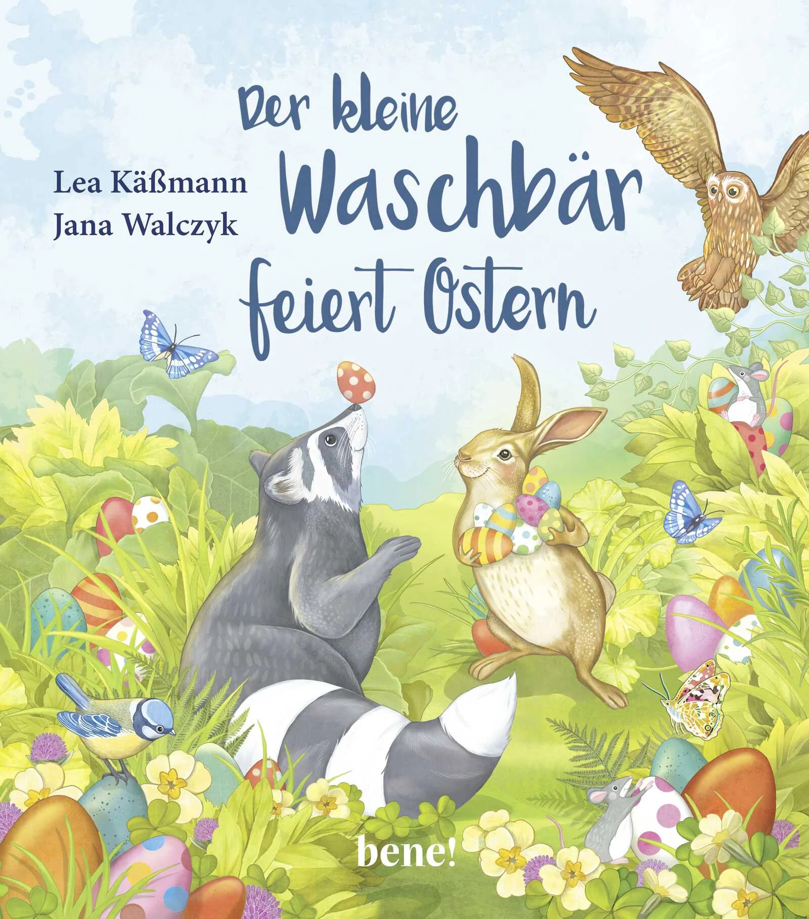 Lea Käßmann vermittelt Kindern ab 2 Jahren in dieser liebevoll von Jana Walczyk illustrierten Vorlesegeschichte die Bedeutung von Ostern.Der kleine Waschbär wird von einem munteren Hasen geweckt, der auf ein großes Nest mit bunten Eiern zeigt: „Die hier müssen alle noch verteilt werden, und ich bin spät dran. Kannst du mir bitte mal helfen? Jetzt?“ Obwohl der kleine Waschbär noch ganz verschlafen ist, dämmert ihm schnell: Das muss der Osterhase sein!Während er dem Hasen hilft, fragt der kleine Waschbär ihn nachdenklich: „Sag mal, warum gibt es eigentlich Ostereier zu Ostern? Und warum sind sie so bunt angemalt?“„Das hat mich ehrlich gesagt noch niemand gefragt“, sagt der Hase. „Ich glaube, das ist einfach so.“Eine weise Eule hatte die beiden oben vom Baum herab belauscht und mischt sich in das Gespräch ein. „Das mit dem Ostereierverstecken machen wir hier im Wald wirklich schon sehr, sehr lange“, erinnert sich die Eule. „Aber wusstet ihr, dass wir Ostern aus einem ganz bestimmten Grund feiern?“Der Osterhase und der kleine Waschbär schauen sich fragend an.„Warum feiern wir denn Ostern?“, will der kleine Waschbär gleich wissen.Die Eule erklärt: „Vor vielen, vielen Jahren ist Jesus gestorben. Alle seine Freunde waren sehr traurig deswegen. Aber dann haben sie gemerkt: Jesus ist gar nicht wirklich tot. Wenn wir ganz fest an ihn denken, merken wir, dass er noch bei uns ist. Jesus hat uns gezeigt, dass Gott die Welt liebt und dass die Liebe stärker ist alles andere. Sogar stärker als der Tod. Das feiern wir an Ostern.“Auf einmal regt es sich im Wald. Vögel beginnen zu zwitschern. Nach und nach erwachen die Tiere und wünschen sich frohe Ostern.„Ostern ist schön“, schwärmt der kleine Waschbär.„Das finde ich auch“, stimmt die Eule zu.Der kleine Waschbär überlegt: „Vielleicht freut sich Jesus, wenn wir Spaß haben.“„Ich bin mir sicher, ihm gefällt es, dass wir das Leben feiern“, sagt die Eule.