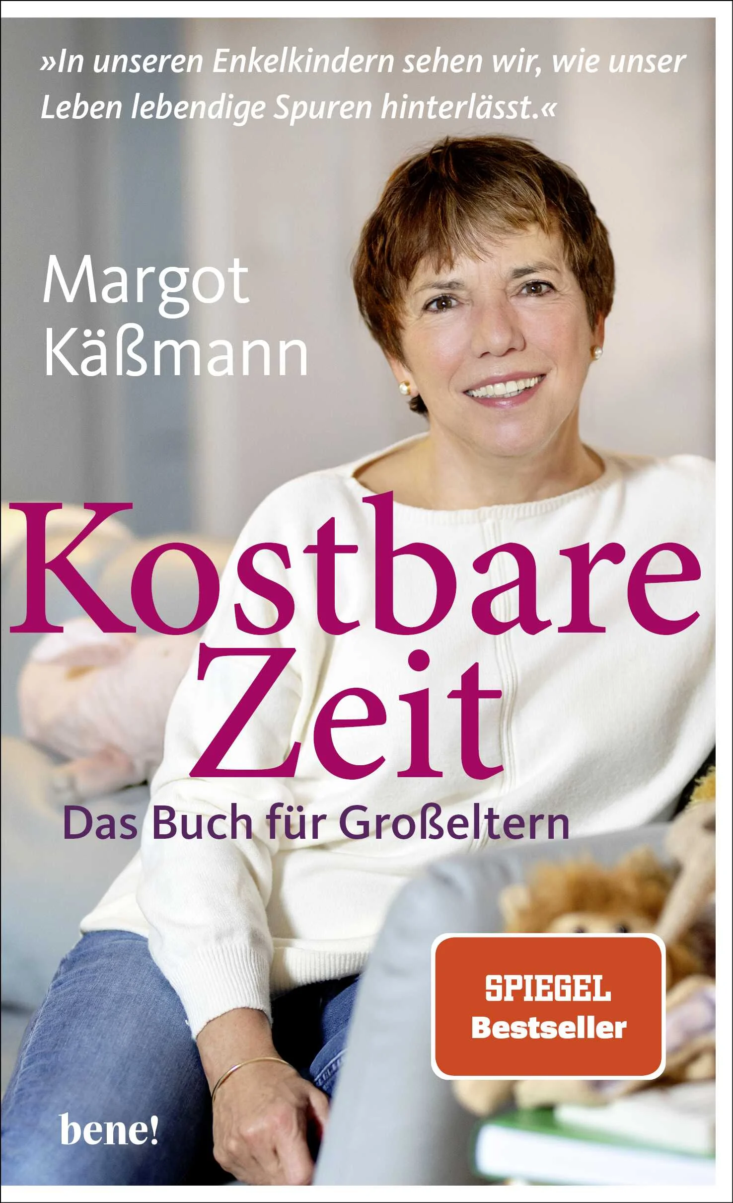 Margot Käßmann ist vierfache Mutter und siebenfache Großmutter. Sie schreibt über die kostbare Zeit, die wir mit unseren Enkelkindern verbringen. Über das Glück, diesen jungen Menschen das Wichtigste mit auf den Lebensweg zu geben: Wurzeln und Flügel.Einfühlsam formuliert die Bestsellerautorin Margot Käßmann Texte zu allen Themen und Fragen, die Großeltern bewegen. Die riesige Dankbarkeit, die man für seine Enkelkinder empfindet. Aber auch eine leichte Sorge, wie die junge Familie mit der neuen Situation zurechtkommt. Kann man helfen? Darf man sich einmischen? Und wie richtet man sich selbst nun am besten in der neuen Rolle als Großelternteil ein? Wie gelingt die richtige Balance zwischen Nähe und Distanz zu Kindern und Enkelkindern? Wo verbergen sich vielleicht auch Spannungen und Konflikte? Wie kann man den neuen Erdenbürger*innen auf dem Weg ins Leben Türen öffnen und eine gute Begleitung sein?Auch religiöse Themen finden in diesem Großeltern-Buch der beliebten Theologin Raum: Rituale, gute Traditionen. Wie man der Enkelin oder dem Enkel Segen zusprechen kann. »›Der Alten Krone sind Kindeskinder‹, heißt es in der Bibel (Spr. 17,6). Und ja, mit Enkelkindern setzt uns das Leben eine Krone auf, wir sind gewissermaßen gekrönt mit dem Segen, den diese Kinder darstellen. In den Enkelkindern siehst du geradezu, wie dein eigenes Leben lebendige Spuren hinterlässt.«Margot Käßmann