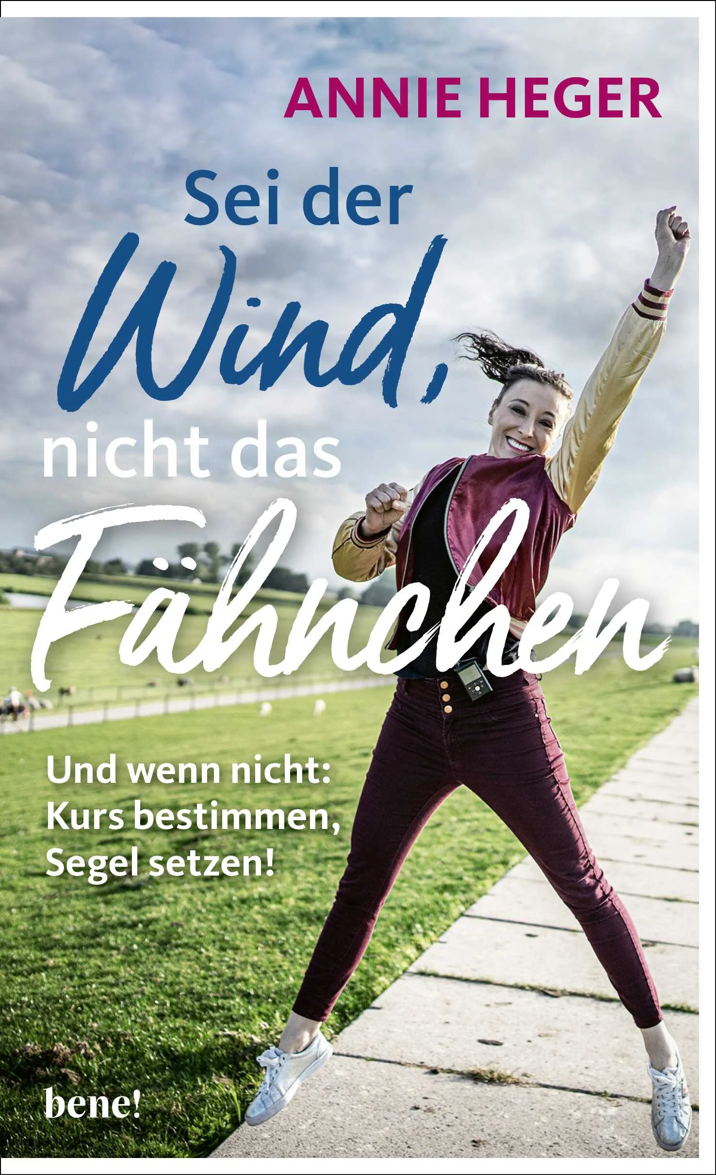 Annie Heger ist Künstlerin mit Leib und Seele, mischt an vielen Stellen mit: Als Radiokolumnistin der NDR-Kultkolumne „Hör mal’n beten to!“, als Buchautorin oder auf der Bühne mit gesellschaftskritischem Kabarett. Sie moderiert die größten Liveshows des Landes und produziert Reportagen sowie Talks für die BASIS:KIRCHE, einem youtube-Kanal der Evangelischen Kirche. Kurzum: Annie Heger – der Paradiesvogel unter den ostfriesischen Möwen – macht ganz schön viel Wind.Dass die 40-Jährige in ihrem Leben schon zahlreiche dramatische Tiefschläge erleben musste, sieht man der selbstbewussten, starken Frau heute nicht an: Mit 13 Jahren erhielt sie die Diagnose Diabetes mellitus Typ 1 – eine chronische Krankheit, die in vielen Fällen früher oder später zur Erblindung führen kann. Zwischen ihrem 18. und 23. Lebensjahr war Annie 17-mal stationär im Krankenhaus, entwickelte eine Essstörung und eine schwere Depression, fiel am Ende ins Koma. Erst der letzte Krankenhausaufenthalt führte in dieser Phase ihres Lebens dazu, dass sie heute mit psychischer Kraft und Lösungswegen im Gepäck mit ihrer Krankheit unterwegs sein kann. Und auch dazu, dass sie den christlichen Glauben als eine der wichtigsten Säulen in ihrem Leben bezeichnet. Auch oder gerade dann, wenn neue Tiefschläge wie die niederschmetternde Krebsdiagnose ihrer Lebensgefährtin hinzukommen. Von den steifen Brisen des Lebens lässt sich Annie Heger nicht vom Deich wehen. An der Nordsee, wo sie herkommt, hat sie vor allem eines gelernt: Das Wetter ist wie es ist. Ändern kann man daran nichts, aber sich warm anziehen. Der Friesennerz kann Regenschutz sein und die Zuversicht auf baldigen Sonnenschein hilft ein wenig, den eisigen Gegenwind zu ertragen. Auch anderen macht sie Mut, sich der persönlichen Situation zu stellen, wenn sie sagt: Sei der Wind, nicht das Fähnchen, das sich in alle Richtungen wehen lässt.Annie Heger feiert das Leben – trotzdem und wegen allem – und lädt alle zu diesem Fest ein. Die besten Partys enden bekanntlich in der Küche und dort schwingt Annie nicht nur den Kochlöffel und große Reden, sondern feiert gleichermaßen die Leichtigkeit und den Tiefsinn. Leidenschaftlich gerne diskutiert sie über die großen Themen des Lebens: Glaube, Liebe, Hoffnung, Angst, Geborgenheit, Wut, Vertrauen und Schuld – und auch über die wichtige Frage „Was gibt es heute zu essen?“
