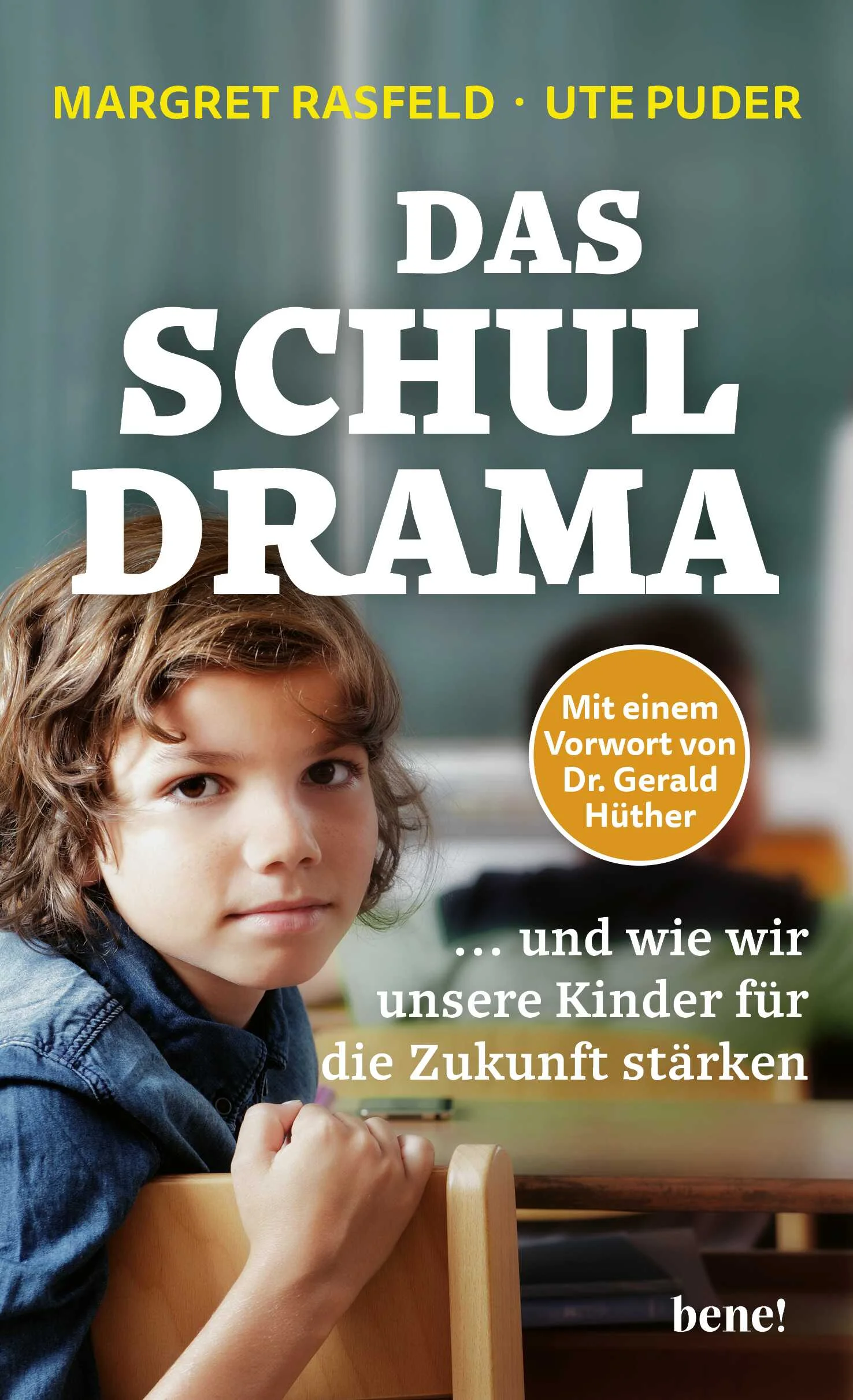 Fast 40 Jahre lang arbeitete Margret Rasfeld als Lehrerin, leitete zwei Jahrzehnte Schulen. Und von Ruhestand kann bei ihr heute keine Rede sein. Leidenschaftlich kämpft sie zusammen mit Ute Puder mit diesem Buch dafür, das Schulwesen so zu verändern, dass alle Kinder die in ihnen schlummernden Potenziale entfalten und mit Freude lernen können. Mit einem Vorwort von Dr. Gerald Hüther. Stress, Überforderung, Angst vor schlechten Noten. Zu wenig Erfolgserlebnisse, viel Frust und kaum eine Perspektive, dass es besser wird. Das sind Stichworte aus Briefen von Schülerinnen und Schülern, die für Margret Rasfeld und Ute Puder den Anstoß gaben, dieses Buch zu schreiben. »Ich weiß nicht, wie viele Eltern, aber auch verzweifelte und ausgelaugte Lehrkräfte angesichts der gegenwärtigen Situation in so vielen Schulen noch ruhig schlafen können. Dazu gibt es keine Umfragen, wahrscheinlich deshalb, weil dann allzu offensichtlich und unabweisbar würde, wie groß das Drama ist, das ihre Kinder dort erleben. Als Drama bezeichnen wir eine Theateraufführung immer dann, wenn das Ergebnis einer Handlung noch Auswege zulässt, wenn also noch Hoffnung besteht. Margret Rasfeld und Ute Puder machen Hoffnung: Es ist möglich, doch noch die Kurve zu kriegen. Für unsere heranwachsenden Kinder und Jugendlichen wäre das ein Segen. Denn so, wie es nun schon seit Jahren ist, kann es nicht weitergehen. In diesem Buch wird nicht über die Schule gemeckert, sondern ihr Neubau vom Fundament aus beschrieben.«Dr. Gerald Hüther