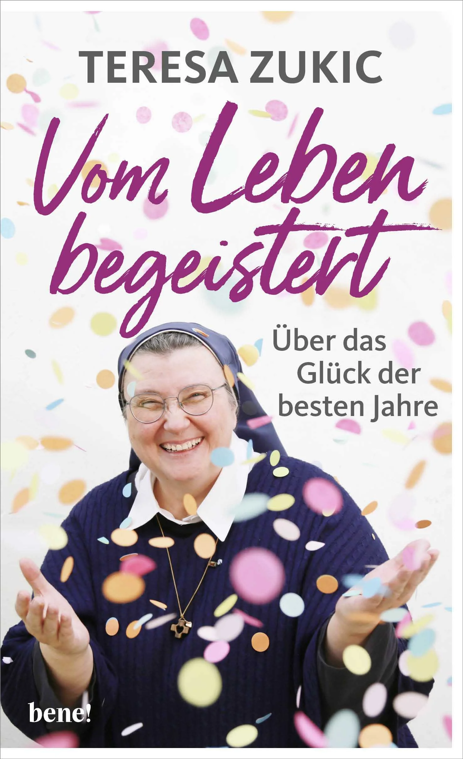 Schwester Teresa Zukic versprüht pure Lebensfreude – ganz besonders seit sie dem Tod von der Schippe gesprungen ist.2020 machte sie eine schwere Krebserkrankung öffentlich. Es sah nicht gut für sie aus. Aber die heute 60-Jährige überlebte. In einem Wissensquiz mit Jörg Pilawa gewann sie einst 100.000 Euro. Mit ihren Vorträgen füllt sie große Säle und Kirchen. Sie kocht leidenschaftlich gern, malt, komponiert, singt, rappt und ist Gastreferentin bei Managerseminaren.In ihrem neuen Buch schreibt die fröhliche Schwester über das Glück der besten Jahre und ermutigt dazu, sich auch und gerade im Alter den Herausforderungen des Lebens zu stellen und positiv nach vorne zu schauen. Sie stellt fest: Mit den Jahren hat die innere Freiheit zugenommen. Und es braucht Humor, um in einer immer komplexeren Welt und mit den gesundheitlichen Einschränkungen umzugehen, die das Alter und so manche Krankheit mit sich bringen.Schwester Teresa Zukic widmet sich vielen Themen, die Menschen in ihrem Alter beschäftigen: schwindende Kräfte, damit verbundene Ängste und Sorgen, aber auch wertvolle Freundschaften und Beziehungen, die helfen, das eine oder andere mit Gelassenheit zu betrachten. Sie ist sich sicher, dass es auch an unserer Einstellung zum Leben liegt, ob wir – trotz allem – glücklich sind. Und ja, es ist eine Kunst, bewusst und fröhlich in den Tag zu starten und das Leben mit beiden Händen zu ergreifen. Weiterhin neugierig zu bleiben, auf alles, was es zu entdecken gibt und was uns geschenkt wird. Im Wissen um die Kostbarkeit des Lebens und dem guten Gefühl, im Glauben Halt zu haben, gestaltet die ansteckend lebensfrohe Frau ihren Alltag und teilt die schönsten Geschichten. »Schwester Teresa weiß, wofür sie brennt. Ihre Leidenschaft für das Evangelium und für die Freiheit in Jesus Christus steckt auch andere an. Wir brauchen heute in der Kirche leidenschaftliche Menschen. Denn wie schon Hegel sagte, wird ohne Leidenschaft nie etwas Großes geschaffen.«Pater Anselm Grün