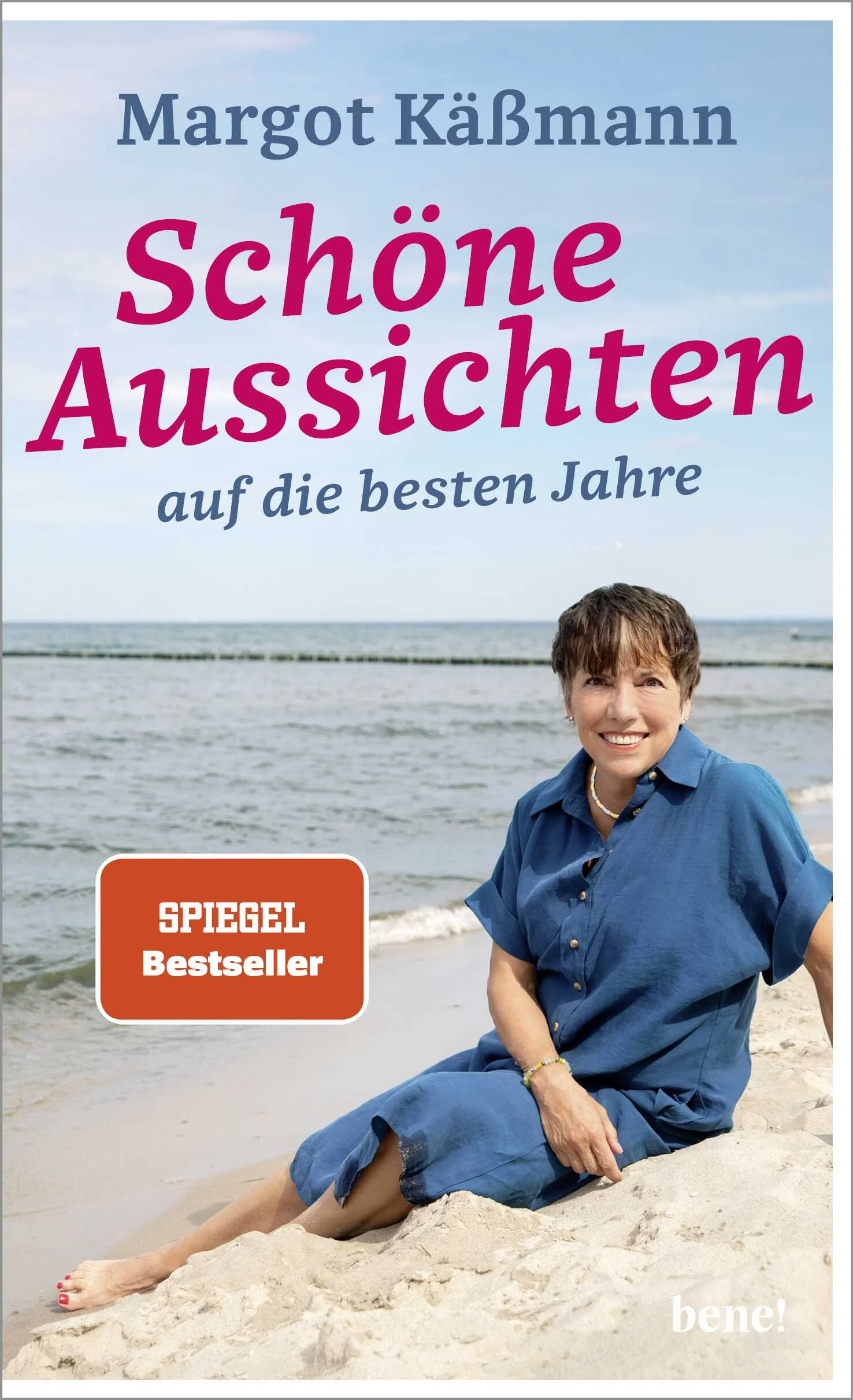 Gelassen und voller Zuversicht älter werden – dieser Wunsch wird spätestens ab Mitte 50 immer größer. Das weiß auch Margot Käßmann. In diesem Lebensratgeber beschreibt die Spiegel-Bestseller-Autorin sehr persönlich den Start in die besten Jahre: Worauf kann man sich freuen, wenn man älter wird? Welche Schwierigkeiten gilt es zu meistern? Was trägt im Leben? Ein Buch, das Lust macht, die Lebensphase ab Mitte fünfzig entschlossen und freudig anzugehen.Worauf kann man sich freuen, wenn man älter wird?Welche Schwierigkeiten gilt es zu meistern?Was trägt im Leben?Lächeln. Weitergehen. Margot Käßmann weiß: Ich muss mich mit zunehmendem Alter nicht mehr über alles aufregen. Und manches andere kann ich gelassen hinnehmen. Natürlich geht ab der Lebensmitte manches nicht mehr so gut wie früher, und man kann sich – je älter man wird – auch nicht alles schönreden. Von einigen liebgewonnenen Gewohnheiten, aber auch von langjährigen Weggefährten gilt es Abschied zu nehmen. Margot Käßmann schreibt über tragende Freundschaft, Familie und Alleinsein. Sie erzählt von guten Gewohnheiten, die Bestand haben, und von Veränderung, von persönlichem Glück und Scheitern. Freut sich über die Freiheit, Dinge beim Namen nennen zu können. Steht zu den abnehmenden Kräften und benennt Kraftquellen.So zeigt dieser Ratgeber, wie man hoffnungsvoll in die besten Jahre, den Ruhestand und in ein gutes Leben starten kann. Ein ermutigendes Geschenk für Frauen in der Lebensmitte, zum Geburtstag oder zum Renteneintritt.
