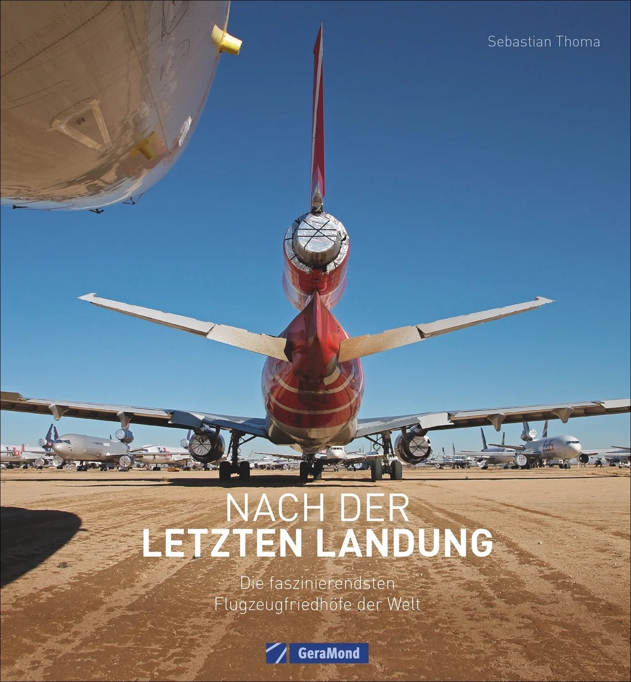 Die »Karriere« der Flugzeugfriedhöfe begann nach dem Zweiten Weltkrieg, als tausende von Militärflugzeugen nicht mehr benötigt wurden. Ideal sind Orte geringer Luftfeuchtigkeit, so gibt es wenig Rost. über lange Zeit können Ersatzteile entnommen werden und eine Wieder-Indienststellung ist oft nach vielen Jahren möglich. Corona sorgte für eine große Zahl an ausgemusterten Maschinen. Der Bildband zeigt die interessantesten dieser Plätze weltweit.
