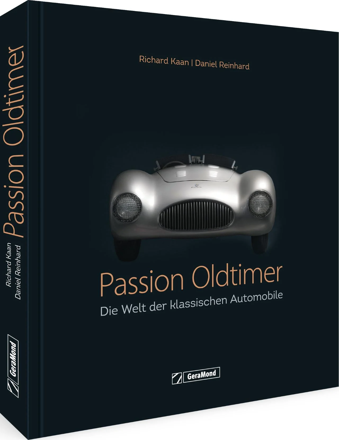 Oldtimer at their best! – Oldtimer Buch Autos und Emotionen – das geht am besten zusammen bei Oldtimern, den in Würde gealterten Schätzen der Automobilgeschichte. Aber sehen Sie selbst!Sie wurden mit Benzin im Blut geboren: die Macher dieses Bildbands, Richard Kaan und Daniel Reinhard. Ersterer ist als Kfz-Sachverständiger eine Institution für Oldtimer, letzterer fotografiert bereits seit 30 Jahren Formel-1-Rennen und Oldtimer. Ihre gemeinsame Leidenschaft feiern die beiden nun in diesem Werk rund um glänzenden Lack, blinkendes Chrom und schnittige Kurven. Ein Bildband über Fahrzeuglegenden – und die Liebe für sie. Daniel Reinhard fotografiert seit 30 Jahren u.a. die Formel 1 Prächtige Bilder und sachkundige Texte in Idealkombination Ein exklusiver Geschenkbildband für Oldtimer-Liebhaber, jetzt als Sonderausgabe!