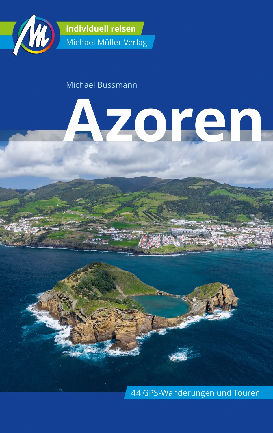 Anders reisen und dabei das Besondere entdecken: Mit den aktuellen Tipps aus den Michael-Müller-Reiseführern gestalten Sie Ihre Reise individuell, nachhaltig und sicher. Erkunden Sie ein europäisches Naturparadies in den Weiten des Atlantiks: der Azoren-Reiseführer von Michael Bussmann in der achten Auflage beschert Fernweh pur. Dank 564 Seiten mit 265 Farbfotos, 81 Azoren-Karten und mehr als 180 beschriebenen Orten entdecken Sie die Vielfalt der neun Inseln. Lassen Sie sich auf 44 Wanderungen durch die beeindruckenden Landschaften führen. Für alle stehen GPS-Tracks zum Gratis-Download bereit, ebenso die registrierungsfreie mmtravel-tracks-App. Alles ist für Sie vor Ort recherchiert und ausprobiert. Geheimtipps der Autoren sind hervorgehoben, ebenso wie ökologisch, regional und nachhaltig wirtschaftende Betriebe. Alles über die Azoren: Der Azoren-Reiseführer begleitet Sie auf alle neun Inseln: zum Inselrundwanderweg auf Santa Maria mit Vila do Porto. Zur größten Insel São Miguel mit Ponta Delgada, Vila Franca do Campo, Ribeira Grande, der Serra de Água Pau und dem Tal von Furnas. Entdecken Sie Terceira mit dem UNESCO-Welterbe Angra do Heroísmo und Praia da Vitória, oder die geruhsame Insel Graciosa mit Santa Cruz da Graciosa und einem mächtigen Vulkankessel, einer Caldeira. Weiter nach Faial mit dem bezaubernden Horta, zum Whalewatching nach Pico mit Madalena do Pico, Lajes do Pico und São Roque do Pico. Es locken São Jorge mit Velas und Calheta sowie die grüne, üppige Insel Flores mit Santa Cruz das Flores, Fajã Grande sowie Lajes de Flores. Es bleibt noch Corvo mit Vila Nova de Corvo und der faszinierendste Vulkankessel der Azoren, Caldeirão. Was tun auf den Azoren? Urlaub auf der Inselgruppe ist besonders für Natur- und Tierfreunde ein Fest: Ob Whale-Watching oder Flores mit Passionsblumen am Wegesrand, ob Vulkanlandschaften mit Kraterseen oder Gärten mit Bananenstauden – Individualisten und Abenteurer fühlen sich hier pudelwohl. Surfer, Segler und Taucher finden ebenfalls ein lohnendes Ziel. Für reinen Badeurlaub sind die Azoren eher ungeeignet. Glücklich hingegen werden Wanderer und Radfahrer, gleich ob mit Mountainbike oder Downhill. Die besten Spots und Geheimtipps für alle Ecken der Inselgruppe bietet unser Reiseführer. Egal wo auf den Inseln: Angesichts des schnell wechselnden Azoren-Wetters sollte man immer für alles gerüstet sein. Essen & Trinken auf den Azoren: Es gibt fast nichts, was auf den Azoren nicht wächst -von Bananen über Ananas zu Maracujas. Der Ozean steckt ebenfalls voller gern genossener Meeresfrüchte und Fische und auf den sattgrünen Weiden stehen wohl wirklich glückliche Kühe. Bekannt sind die Azoren für ihren Käse, den Queijo. Unser Azoren-Reiseführer verrät alles zu Speis und Trank auf den Inseln – die ausgesuchten Restaurants hat unser Autor alle besucht und für Sie ausprobiert. Übernachtung und Unterkunft: Die meisten Unterkünfte findet man in den Hauptorten der Insel, die Schönsten rundherum. Wo genau, zeigt unser Reiseführer. Hotels, Pensionen und Privatzimmer sind ebenso zu finden wie Jugendherbergen und Hostels, auch Camping ist möglich. Interessant für Individualreisende ist der „Tourismus im ländlichen Raum“: Von feudalen Herrenhäusern bis zu einfachen und entsprechend günstigen Häuschen ist alles im Angebot. Reisepraktische Tipps für Ihren Azoren-Urlaub: Das Azoren-Klima ist nie heiß, nie kalt – seien Sie dennoch auf Grund der Lage mitten im Atlantik auf Wetterkapriolen gefasst und für alles gewappnet. Bewährte Tipps dazu und hilfreiche Hinweise zum Aufenthalt während Haupt- oder Nebensaison im Azoren-Reiseführer verhelfen Ihnen zu einem gelungenen, individuellen Inselurlaub. Kostenlos und registrierungsfrei stehen 44 GPS-Tracks und die mmtravel-tracks-App mit Online-Karten und Ortungsfunktion zum Download für Ihren Urlaub auf den Azoren bereit.