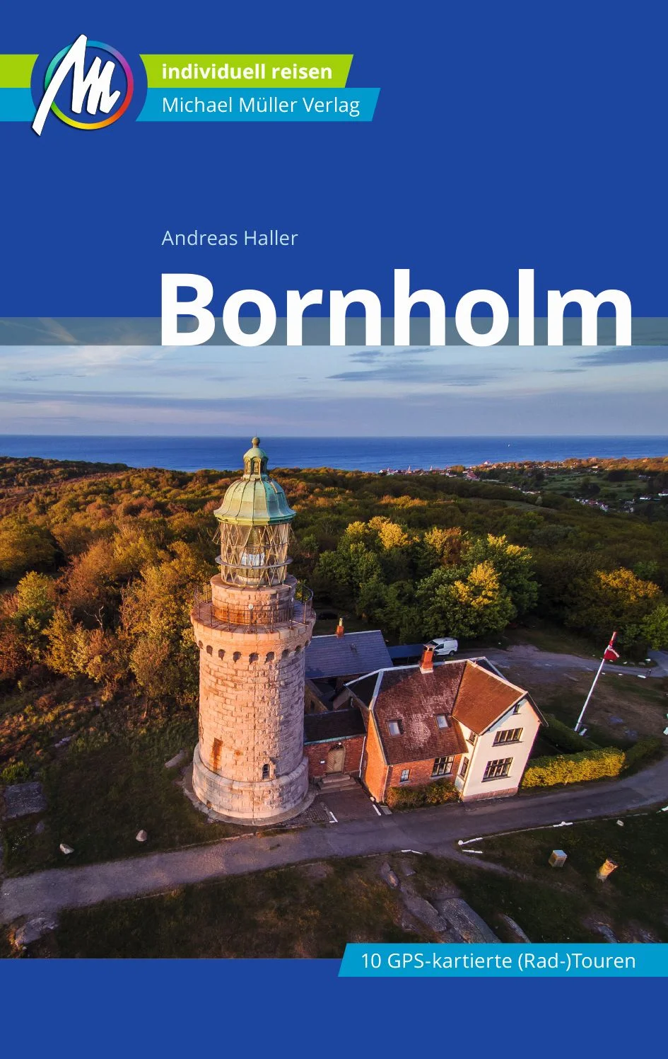 Anders reisen und dabei das Besondere entdecken: Mit den aktuellen Tipps aus den Michael-Müller-Reiseführern gestalten Sie Ihre Reise individuell, nachhaltig und sicher. Klein aber fein – das ist die dänische Ostseeinsel Bornholm vor der Südküste Schwedens. Individualisten, Naturliebhaber und Familienurlauber finden hier Ruhe und Erholung in weiter und wilder Landschaft. Autor Andreas Haller gibt Ihnen mit dem Reiseführer „Bornholm“ in der vierten Auflage 216 Seiten an die Hand. Prall gefüllt mit 127 Farbfotos, 29 Karten inklusive Buslinien samt der nordöstlich gelegenen Erbseninseln, viel Wissenswertem zu mehr als 25 beschriebenen Orten, acht Wanderungen und zwei Rad-Touren samt 10 GPS-Tracks zum kostenlosen Download. Vor Ort recherchiert und für Sie ausprobiert, glänzt der Reiseführer mit vielen Geheimtipps abseits der ausgetretenen Touristen-Pfade. Ökologisch, regional und nachhaltig wirtschaftende Betriebe sind hervorgehoben. Bornholm auf einen Blick: Auf 107 Seiten nimmt der Reiseführer „Bornholm“ Sie mit auf eine ausgedehnte Entdeckungstour: In den Westteil der Insel mit der Hauptstadt Rønne, Arnager, Nylar, Vestermarie,Nyker, Klemensker und Hasle. In den Norden mit Hammeren, Sandvig, Festung Hammershus, Allinge, Vang, Olsker und Rø. In den Osten mit Gudhjem, Rø Plantage, Østerlars, Årsballe, Østermarie, Svaneke, Årsdale und Paradisbakkerne. In den Süden mit Almindingen, Ekkodalen, Åkirkeby, Nexø, Balka, Pedersker, Boderme, Snogebæk, Vestre Sømarken, Østre Sømarken, Dueodde. Schließlich auf die nordöstlich gelegenen Ertholmene, die Erbseninseln genannten Schäreninselgruppe mit Græsholmen, Christiansø und Frederiksø. Was tun auf Bornholm: Bereits seit 200 Jahren ist die Insel Reiseziel für Erholungssuchende. Naturliebhaber kommen auf der Insel voll auf ihre Kosten. Dank der Karten im Reiseführer „Bornholm“ erkunden Sie die Insel individuell zu Fuß oder mit dem Rad. Neben beliebten Ausflugszielen wie dem Spaltental Ekkodalen oder dem Waldgebiet um Almindingen hat der Reiseführer „Bornholm“ Infos zu allen Museen parat. Zudem gestalten Sie mit unserem Reiseführer einen Urlaub mit Kindern spielend leicht. Die Geheimtipps des Autors führen Sie abseits der bekannten Pfade. Sport & Freizeitaktivitäten: Radfahren, Wandern, Angeln, Klettern und Yoga sowie Baden, Surfen und Segeln in der erfrischenden Ostsee sind beliebte Aktivitäten. Warum besonders Singles sich den sogenannten „Wackelsteinen“ widmen sollten, verrät der Reiseführer „Bornholm“. Übernachten: Ferienhaus, Hotel, Jugendherberge oder Camping? Bornholm bietet viele Arten von Unterkünften. Der Reiseführer „Bornholm“ gibt nützliche Hinweise – für Individualisten ebenso wie für Familien. Mediterranes Flair, dabei erfrischend nordisch: Mit dem Reiseführer „Bornholm“ entdecken Sie die dänische Sonneninsel, das „Capri des Nordens“ mit den meisten Sonnenstunden Dänemarks, wo sogar Feigenbäume wachsen. Kostenlos und registrierungsfrei stehen GPS-Tracks und die mmtravel App mit Online-Karten und GPS-Ortungsfunktion zum Download für Ihren Urlaub auf Bornholm bereit.