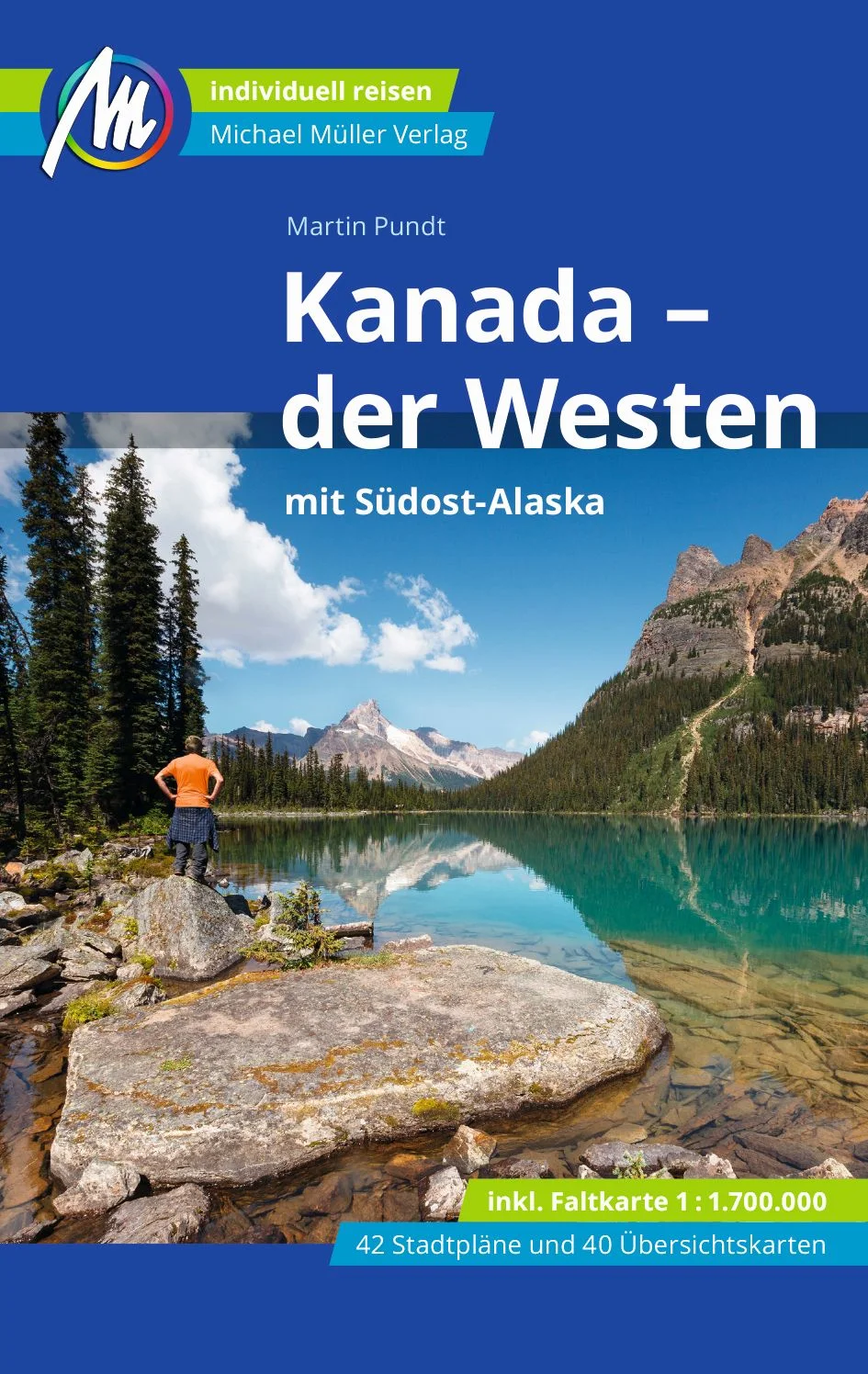 Reiseführer Kanada – der Westen Anders reisen und dabei das Besondere entdecken: Mit den aktuellen Tipps aus den Michael-Müller-Reiseführern gestalten Sie Ihre Reise individuell, nachhaltig und sicher. Das bei unzähligen Reisen über Jahrzehnte gesammelte Wissen des Kanada-Experten Martin Pundt finden Sie verdichtet auf prall gefüllten 756 Seiten mit 399 Farbfotos im Reiseführer „Kanada – der Westen mit Südost-Alaska“. 40 Übersichtskarten, 42 Stadtpläne und eine herausnehmbare Kanada-Karte für den Westen im Maßstab 1:700.000 verschaffen Ihnen den kompletten Überblick für einen perfekten Individual-Urlaub. Der Kanada-Reiseführer nennt 74 Naturparks und Schutzgebiete, zehn besonders gute „Whale Watching“-Spots und kennt besonders ausgefallene Sehenswürdigkeiten abseits der Touristenmagneten genauso, wie Unterkünfte, die von Standard-Hotels weit entfernt sind. Alles akribisch vor Ort recherchiert und für Sie ausprobiert. Eine Vielzahl eingestreuter Essays mit Hintergrundinformationen sowie die zahlreichen Geheimtipps des äußerst erfahrenen Autors machen den Reiseführer „Kanada – der Westen“ zu einem besonders nützlichen und informativen Begleiter. Ökologisch, regional und nachhaltig wirtschaftende Betriebe sind kenntlich gemacht. Kanada und Südost-Alaska in der Übersicht: Die lebenswerte, pulsierende Metropole Vancouver mit Umgebung – übrigens südlicher gelegen als Berlin. Naturparadies Vancouver Island, die Fährpassagen vor British Columbia und die Haida-Gwaii-Inseln. Hochalpine Bergwelten und Kanadas einzige Wüste im Landesinneren von British Columbia. Rocky Mountains und Columbia Mountains, South Central B.C., die Cariboo-Chilcotin-Region und der Norden British Columbias. Alberta mit Calgary und Edmonton. Roadtrips auf den Spuren der Goldsucher im kanadischen Norden erschließen den Yukon und die Northwest Territories mit Dawson City bis hinauf zum Polarkreis. Schließlich zeigt der Kanada-Reiseführer noch Südost-Alaska mit der Hauptroute durch die Inside Passage vorbei an Juneau und Wrangell, mit Glacier Bay National Park, Prince of Wales Island und weiteren lohnenden Zielen. Die Hauptstadt Kanadas, Ottawa, liegt in der östlichen Provinz Ontario. Unternehmungen im westlichen Kanada: Das weite Land lockt mit einer Vielzahl an Möglichkeiten. Für Individualisten, Naturliebhaber und sportliche Outdoor-Begeisterte ist Kanada ein Paradies. Der Reiseführer „Kanada – der Westen“ weiß alles zu aktivem und passivem Sport, von American Football, Angeln und Fischen, Bergsteigen, über Wandern und Trekking zu Höhlentouren, Kajaking, Rafting, Kanu-Fahren und Reiten. Ein Bouquet an Tipps zu Kunst und Kultur besonders in den großen Städten macht auch musisch interessierte Kanada-Reisende glücklich. Unterwegs in Kanada: Wie man sich die kaum vorstellbare Weite des Landes sicher und komfortabel erschließt, verrät der Kanada-Reiseführer. Eine Vielzahl erprobter Tipps und nützlicher Ratschläge des kundigen Autors zu Verkehrsregeln, Straßen und Wildtieren im Reiseführer „Kanada“ helfen beim sicheren Fortkommen mit Fahrrad, per Anhalter oder Mitfahrzentrale, Auto, Wohnmobil, Bus und Bahn oder auf dem Wasser. Unterkünfte in Kanada: Der Kanada-Reiseführer informiert äußerst hilf- und kenntnisreich über Hostels, Hotels, Motels und Pensionen jeglicher Kategorie sowie Guesthouses, Lodges, Campingplätzen und den mit naturnaher Übernachtung verbundenen meteorologischen und zoologischen Unwägbarkeiten. Alles für Sie ausprobiert und getestet. Neben prall gefüllten 640 Seiten zu Naturschönheiten, Schutzgebieten, Unterkünften, Restaurants und Museen, finden Sie im Kanada-Reiseführer auf mehr als 80 Seiten alles Notwendige, Wissenswerte und Reisepraktische kompakt zusammengefasst, etwa zum Visum für Kanada, Verkehrsmitteln und -regeln vor Ort, sowie anderen Besonderheiten, wie dem Umgang mit Bären, Alkoholkonsum oder Cannabis.