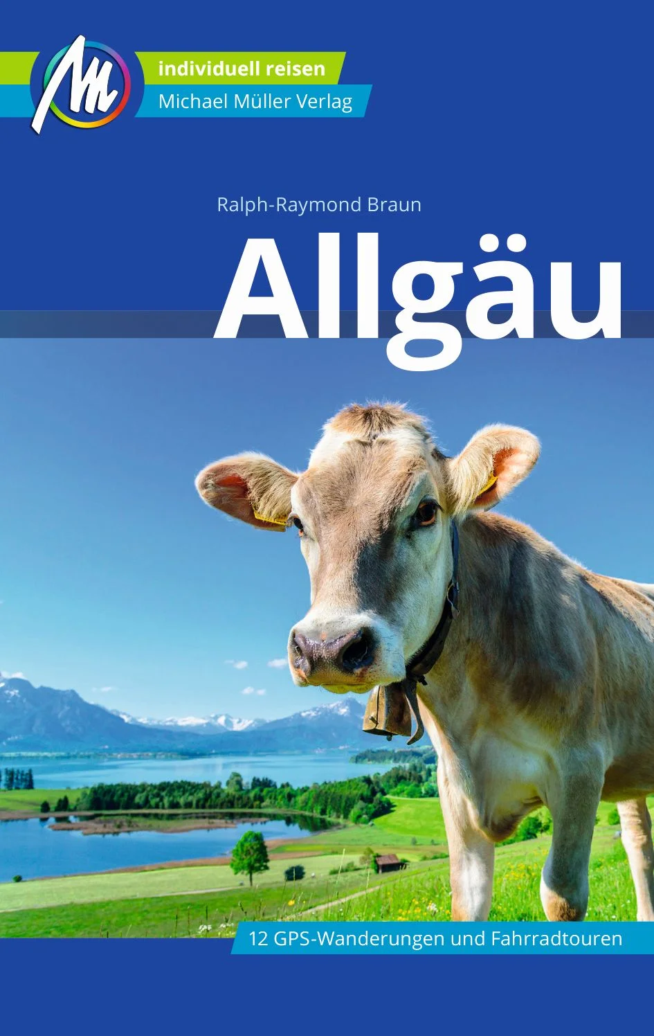 Reiseführer Allgäu Anders reisen und dabei das Besondere entdecken: Mit den aktuellen Tipps aus den Michael-Müller-Reiseführern gestalten Sie Ihre Reise individuell, nachhaltig und sicher. Beschaulich und gemütlich oder jugendlich-dynamisch aktiv – Ralph-Raymond Braun lädt Sie in unserem Reiseführer „Allgäu“ in der vierten Auflage ein, das Allgäu ganz nach Ihrem Gusto zu entdecken. Auf 360 Seiten mit 219 Farbfotos zeigt Ihnen unser erfahrener Autor die Vielfalt von Natur und Kultur zwischen Memmingen und Oberstdorf, Lech und Bodensee. Dank der 43 Karten und Pläne inklusive Übersichtskarte des regionalen öffentlichen Nahverkehrs sind Sie immer optimal orientiert. Ob Naturfreund oder Geschichts- und Kulturliebhaber: Ausführlich beschrieben finden Sie in unserem Allgäu-Reiseführer auf 30 Seiten zwölf Wanderungen und Fahrradtouren, dazu mehr als 20 Schlösser und Burgen sowie mehr als 50 Museen und Kunstausstellungen. Ökologisch, regional und nachhaltig wirtschaftende Betriebe sind kenntlich gemacht. Alles hat unser Autor Ralph-Raymond Braun vor Ort für Sie recherchiert und ausprobiert. Zahlreiche eingestreute Kurz-Essays vermitteln interessante Hintergrundinformationen. Die Geheimtipps von Ralph-Raymond Braun erschließen Ihnen die Highlights ebenso, wie Sehenswertes abseits ausgetretener Pfade. Erprobte Tipps und nützliche reisepraktische Ratschläge runden den Reiseführer »Allgäu« ab. Das Allgäu im Überblick Das Unterallgäu ist ideal für Fahrradbegeisterte, die gemütliche Touren lieben. Kulturhungrige sind in Memmingen bestens bedient, ebenso in den einstigen Reichsklöstern Ottobeuren und Buxheim, die mit barockem Prunk imponieren. Ebenfalls einen Besuch wert sind Illerwinkel, Bad Grönenbach, Mindelheim und Bad Wörishofen. Mit unserem Reiseführer »Allgäu« entdecken Sie überall Plätze und Orte, die Sie garantiert noch nicht kennen. Im Ostallgäu bezaubern die Königsschlösser Neuschwanstein und Linderhof. Ein ebenfalls sehenswertes und beliebtes Ziel ist die Wieskirche, ein Juwel des Rokokos. Die prächtige Natur der Region macht das Ostallgäu zu einer der schönsten Landschaften Bayerns, mit sehenswerten Städten wie Füssen, Kaufbeuren, Marktoberdorf, Pfronten und Nesselwang, dem Auerbergland und Forggensee. Vertrauen Sie den Geheimtipps von Ralph-Raymond Braun, Sie werden es nicht bereuen! Kempten im Oberallgäu ist eine der ältesten Städte Deutschlands und kulturelles Zentrum der Region. Im Süden locken zahlreiche Gipfel und Täler Bergsportler jeder Art. Mit unserem Reiseführer »Allgäu« lernen Sie außerdem Immenstadt, Oberstaufen, Sonthofen, Bad Hindelang, das Kleinwalsertal, die Hörnerdörfer, den Naturpark Nagelfluhkette und viele Orte mehr so gut kennen, wie die Einheimischen – vielleicht sogar besser! Das württembergische Westallgäu begeistert mit zahlreichen Schlössern und Burgen. Isny und Ravensburg locken mit Kunst des 20. Jahrhunderts. Die Seele baumeln lassen können Sie an der bayerischen Riviera am Bodensee. Darüber hinaus sind einen Besuch wert die Städte Bad Wurzach, Leutkirch, Kißlegg, Wolfegg, Wangen, Lindenberg, und und und … Überall ist unser Reiseführer »Allgäu« kenntnisreicher Begleiter an Ihrer Seite. Machen Sie Ihren wohlverdienten Urlaub im Allgäu zu einem individuellen und gelungenen Erlebnis mit unserem Reiseführer »Allgäu«, dem akribisch recherchierten Begleiter an Ihrer Seite mit zahlreichen bewährten Tipps, hilfreichen Hinweisen und genialen Geheimtipps. Praktisch und interaktiv Kostenlos und registrierungsfrei stehen zwölf GPS-Tracks und die mmtravel® App mit Online-Karten und Ortungsfunktion zum Download für Ihren Urlaub im Allgäu bereit. Drei Fakten über das Allgäu, die Sie wahrscheinlich noch nicht kannten: Die transalpinen Karawanen der »Lindenberger Cowboys«: Ab dem 17. Jahrhundert verschaffte der Pferdehandel nach Italien vielen Familien ein gutes Auskommen. Kleine Männergruppen reisten nach Norddeutschland und brachten bis zu zwei Dutzend Pferde nach Lindenberg. Hier wurden die Hufe neu beschlagen und die Tiere auf einer wochenlangen Wanderung über die Alpen nach Mailand geführt. Die Eisenbahn machte diesen Grenzverkehr obsolet. 1868 soll die letzte Karawane nach Italien aufgebrochen sein. Leo Dorn, Adlerkönig aus Hinterstein: Das Oberstdorfer Heimatmuseum beherbergt sogar eine Büste von ihm. Mehr als 70 Adler soll er im Lauf seines Lebens zur Strecke gebracht haben. Die begehrten Adlerfedern verkaufte er im Nebenerwerb, sogar Kaiser Bismarck soll mit einer solchen Feder geschrieben haben. Leo Dorn war Leibjäger des Prinzregenten und als solcher ging er gnadenlos gegen Wilderer vor, die er sogar bis nach Tirol verfolgte. Ludwig Ganghofer setzte ihm in der Kurzgeschichte »Adlerjagd« ein literarisches Denkmal. Geheimnisvolle Zeichen: Im Sonthofener Heimathaus wird ein bei Obernried geborgener Zeichenstein ausgestellt. Zu sehen sind vorgeblich Buchstaben, Symbole und ein Mühlespiel. Mühlespiele auf Zeichensteinen sind aus ganz Europa bekannt. Andere sehen in den Ritzungen ein vorchristliches Symbol für die drei Reiche Himmel, Erde und Unterwelt.