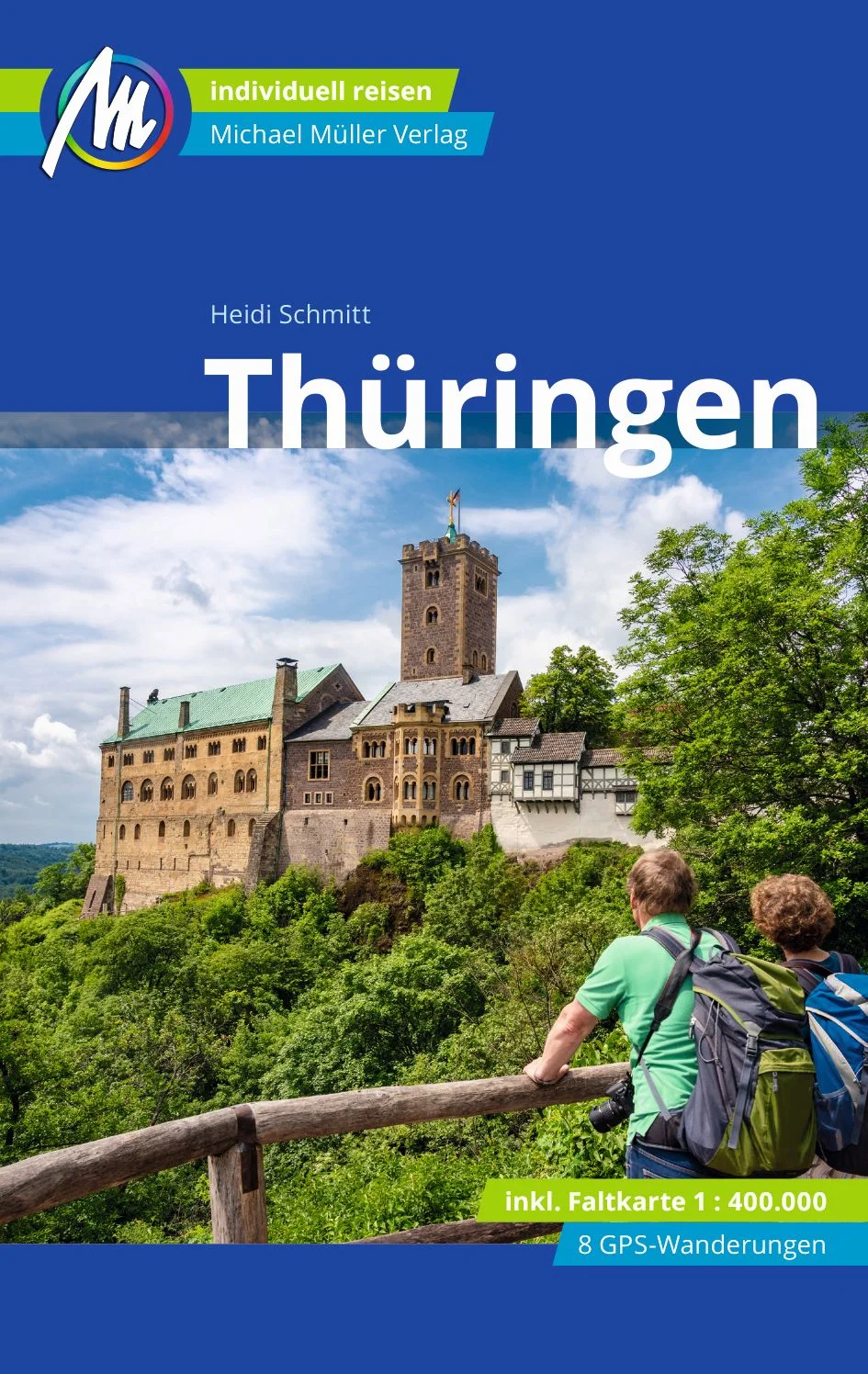Reiseführer Thüringen Anders reisen und dabei das Besondere entdecken: Mit den aktuellen Tipps aus den Michael-Müller-Reiseführern gestalten Sie Ihre Reise individuell, nachhaltig und sicher. Als »grünes Herz Deutschlands« ist Thüringen bekannt. Warum, das verrät Ihnen Heidi Schmitt in unserem Reiseführer »Thüringen«. Ob Hainicher Urwald, Rennsteig und Werratal, ob Schlösser, Burgen und Kirchen oder die vielfältigen und zahlreichen Spezialitäten Thüringens: Unsere Autorin hat für Sie akribisch vor Ort recherchiert und lädt Sie ein auf eine Reise durch das Bundesland im Herzen der Republik. Dank der Karten und Pläne in unserem Reiseführer »Thüringen« kennen Sie sich so gut aus, wie die Einheimischen. Praktisches Extra: eine herausnehmbare Faltkarte im Maßstab 1:400.000. Acht ausführlich beschriebene Touren lassen Sie das Land hautnah erleben. Es warten auf Sie mehr als 15 Schlösser, der Naturpark Kyffhäuser, Spaß für die ganze Familie im Freizeitpark »Mini-a-Thür«, UNESCO-Weltnaturerbestätten und -Biosphärenreservate. Alles in unserem Reiseführer »Thüringen« ausführlich beschrieben, samt reisepraktischen Tipps und bewährten Ratschlägen. Die Geheimtipps von Heidi Schmitt verraten Ihnen Sehenswertes jenseits touristischer Hot-Spots. Ökologisch, regional und nachhaltig wirtschaftende Betriebe sind kenntlich gemacht. Zahlreiche eingestreute Kurz-Essays vermitteln interessante Hintergrundinformationen. Das Wiener Journal schreibt: »Alle Informationen, die Individualreisende brauchen.« Thüringen im Überblick Historische Kontraste im südwestlichen Thüringen setzen die Gedenkstätte »Point Alpha« und die Veste Heldburg. Wer es ruhiger mag, ist hier richtig: Wellness und Kultur findet man in Meiningen und Bad Salzungen. Der Thüringer Wald verzaubert durch endloses Grün, tiefe Täler, hohe Gipfel und Orten wie der Drachenschlucht. Schmalkalden, Suhl, Ilmenau und Bad Liebenstein warten auf Erkundung. Überall entdecken Sie mit unserem Thüringen-Reiseführer Orte und Plätze, die garantiert nicht jeder kennt. Im Südosten beeindruckt das Burgenland zwischen Saale und Orla durch zahlreiche Schlösser, wie etwa Heidecksburg, Leuchtenburg oder Burgk. Im Thüringer Schiefergebirge lohnt ein Besuch der Glasstadt Lauscha. Bekannt sind auch die Orte Sonneberg, Lauscha und Bad Blankenburg. Erkunden Sie das »Thüringer Meer« und das Land der tausend Teiche. Unser Reiseführer kennt die touristischen Highlights ebenso, wie versteckte Orte für Individualisten und Naturliebhaber. Entdecken Sie die historischen und kulturellen Must-Sees Thüringens entlang der Via Regia mit unserem Reiseführer »Thüringen«: die Wartburg in Eisenach, Schloss Friedenstein in Gotha, Dom und Krämerbrücke in Erfurt sowie das Goethe-Haus in Weimar. Im Norden Thüringens steht das Kyffhäuser-Denkmal und in Bad Frankenhausen beeindruckt das »Bauernkriegs-Panorama«. Entspannen kann man beim Waldbaden im Baumkronenpfad im Hainich-Urwald oder beim Flanieren durch die Themengärten in Bad Langensalza. Im Osten Thüringens liegt die Otto-Dix-Stadt Gera und die Skat-Stadt Altenburg mit Residenzschloss. Mit unserem Reiseführer »Thüringen« entdecken Sie neben den Must-Sees des Landes eine Vielfalt an Sehens- und Erlebenswertem, das Sie so in keinem anderen Reiseführer finden. Vertrauen Sie den Geheimtipps von Heidi Schmitt. Sie werden nicht enttäuscht! Praktisch und interaktiv Kostenlos und registrierungsfrei stehen acht GPS-Tracks und die mmtravel® App mit Online-Karten und Ortungsfunktion zum Download für Ihren Thüringen-Urlaub bereit. Drei Fakten über Thüringen, die Sie wahrscheinlich noch nicht kannten: Erfurt macht blau: Die Stadt erwarb Macht und Reichtum durch den Handel mit Färberwaid. Die rapsähnlich gelb blühende Pflanze wurde großflächig angebaut und die Blüten mehrmals im Jahr geerntet. In Waidmühlen gemahlen und getrocknet, wurden sie zu großen Ballen gepresst verkauft. Durch Anfeuchten und Zugabe von Urin wurde Gärung in Gang gesetzt und es entstand das typische »Thüringer Blau«. Gefärbt wurden damit nicht nur Stoffe. Es eignete sich auch für Holz- und Wandanstriche. Blaues Gold im Schiefergebirge: Etwa ab Beginn des 17. Jahrhunderts wurde in zahlreichen Brüchen zwischen Steinach und Lehesten Schiefer abgebaut – »blaues Gold«. Typisch ist der bläulich-schwarze Schimmer der versteinerten, 300 Millionen Jahre alten Sedimente. Genutzt wurde es als Schreibtafel, Schreibgriffel oder für Dach- und Hauseindeckungen. Tagebaugruben wie in Lehesten sind mittlerweile mit Wasser gefüllte Biotope. Die Königsstraße: Die Via Regia verbindet Santiago de Compostela mit Kiew, erstreckt sich über 4.500 Kilometer und durchquert acht europäische Länder. Schon seit dem Altertum ist die Route als Handelsstraße, Pilgerweg und Militärstraße eine Lebensader Europas. So ist der Name auch Ausdruck ihrer Bedeutung, denn zu Zeiten des Heiligen Römischen Reiches Deutscher Nation stellte die Königsmacht den Schutz auf den Straßen sicher. Auf der Erfurter Krämerbrücke oder am Eisenacher Nikolaitor befindet man sich direkt auf der Via Regia.
