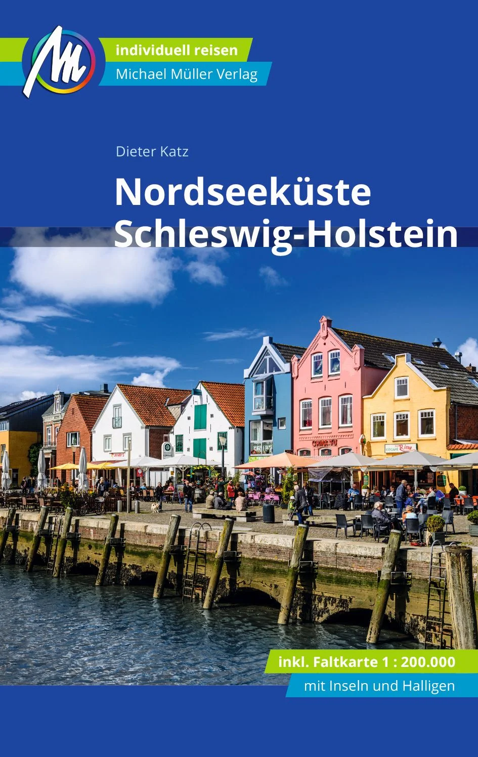 Reiseführer Nordseeküste Schleswig-Holstein Anders reisen und dabei das Besondere entdecken: Mit den aktuellen Tipps aus den Michael-Müller-Reiseführern gestalten Sie Ihre Reise individuell, nachhaltig und sicher. Auf 328 Seiten mit 192 Farbfotos zeigt Ihnen Dieter Katz in unserem Reiseführer »Nordseeküste Schleswig-Holstein« die Schönheit und Vielfalt der Landschaft im Norden der Republik. Optimale Orientierung haben Sie dank der 34 Karten und Pläne, inklusive einer herausnehmbaren Faltkarte im Maßstab 1:200.000. Ökologisch, regional und nachhaltig wirtschaftende Betriebe sind kenntlich gemacht. Alles hat Dieter Katz vor Ort detailliert recherchiert und für Sie ausprobiert. Zahlreiche eingestreute Kurz-Essays vermitteln interessante Hintergrundinformationen. Dank der Geheimtipps unseres Autors entdecken Sie neben den touristischen Highlights viel Sehens- und Erlebenswertes abseits ausgetretener Pfade. Hilfreiche Hinweise und bewährte Ratschläge runden unseren Reiseführer »Nordseeküste Schleswig-Holstein« ab. Die Nordseeküste auf einen Blick Der Süden rund um Dithmarschen, Heide, Büsum und Brunsbüttel bietet Ruhesuchenden viel Raum: flaches, baumarmes Land mit satten Weiden und Feldern zwischen Eider, Elbe, Nord-Ostsee-Kanal und den hohen Deichen der Nordsee. Wer Wasser und Strand genießen will, hat bei Büsum und Friedrichskoog-Spitze Gelegenheit, dem Badevergnügen zu frönen. Unser Reiseführer kennt die touristischen Must-Sees ebenso, wie versteckte Orte für Individualisten und Naturliebhaber. Ein Stück nördlich rund um Eiderstedt, Friedrichstadt und Sankt Peter-Ording finden sich stattliche Bauernhäuser, die sogenannten Haubargen. Zudem gibt es hier so viele uralte Kirchen auf engstem Raum, wie sonst nirgendwo in Europa. Sehenswert ist besonders der mit hohen Pfahlbauten gespickte, kilometerlange Strand in Sankt Peter-Ording. Überall ist unser Reiseführer »Nordseeküste Schleswig-Holstein« kenntnisreicher Begleiter an Ihrer Seite. Das nordfriesische Festland zwischen der Theodor-Storm-Stadt Husum, einzige Hafenstadt der Region, und Niebüll wurde mühsam der Nordsee abgerungen. Interessant ist die Eindeichung sogenannter Köge. Im Westen der Region liegen lohnende Ziele für Tagesausflüge: Inseln und Halligen wie Amrum, Föhr, Sylt, Pellworm, Helgoland, Hallig Hooge, Hallig Oland und Hallig Süderoog. Die meisten präsentieren sich als grüne, durch fruchtbare Marschen und Salzwiesen geprägte Oasen. Vertrauen Sie den Geheimtipps von Dieter Katz. Sie werden nicht enttäuscht! Mit dem Reiseführer »Nordseeküste Schleswig-Holstein« haben Sie einen akribisch recherchierten Begleiter an der Seite, der mit bewährten Tipps und hilfreichen Hinweisen Ihren Nordseeküsten-Aufenthalt in Schleswig-Holstein zu einem individuellen und gelungenen Erlebnis werden lässt. Fünf Fakten über die Nordseeküste in Schleswig-Holstein, die Sie wahrscheinlich noch nicht kannten: Jedes Jahr im August pilgern mehr als 80.000 Metal-Fans nach Wacken zum »Wacken Open-Air«-Festival. Im Rest des Jahres wohnen dort gerade einmal knapp 2.000 Menschen. In Rosenkranz verläuft die Grenze zu Dänemark entlang einer Straße: Die Häuser der einen Seite stehen in Deutschland, die auf der anderen Straßenseite in Dänemark. Auf Föhr und Sylt wird Wein angebaut. In der Wilstermarsch befindet sich Deutschlands tiefste Landstelle. Sie liegt 3,5 Meter unter dem Meeresspiegel. Hallig Gröde ist mit nur acht Einwohnern die kleinste Gemeinde Deutschlands.