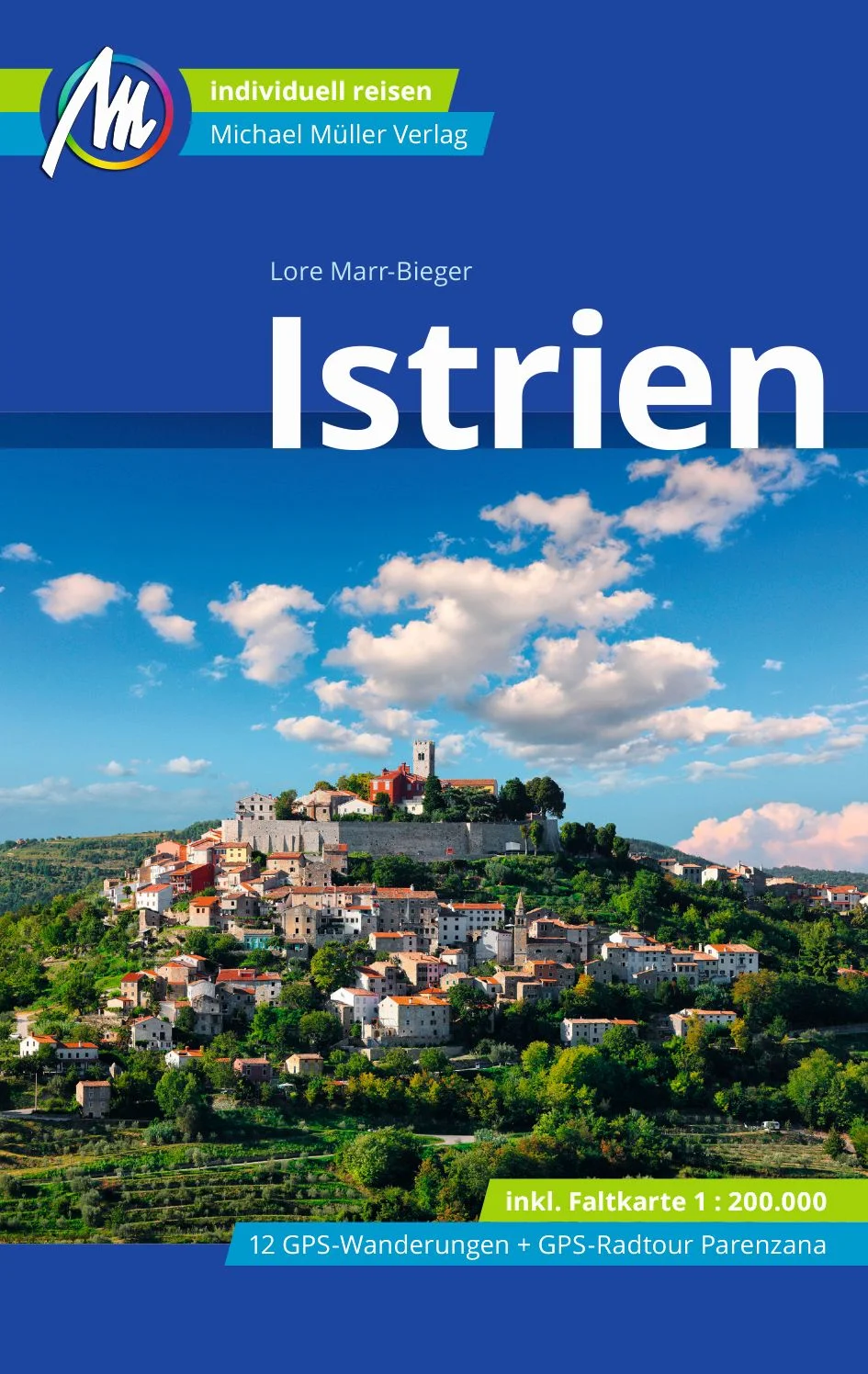 Reiseführer Istrien Anders reisen und dabei das Besondere entdecken: Mit den aktuellen Tipps aus den Michael-Müller-Reiseführern gestalten Sie Ihre Reise individuell, nachhaltig und sicher. Lust auf Abenteuer im »Land der Hister«? Folgen Sie Lore Marr-Bieger auf Erkundungstour durch Istrien. Seit 1993 bereist unsere erfahrene Autorin Istrien und teilt mit Ihnen in unserem Reiseführer »Istrien« auf 400 Seiten mit 231 Farbfotos ihr reichhaltiges Wissen. 19 Karten und Pläne plus praktischer, herausnehmbarer Faltkarte im Maßstab 1:200.000 machen die Region zu Ihrer zweiten Heimat. Auf mehr als 50 Seiten sind zwölf Wanderungen und eine Radtour mit drei Etappen auf dem Parenzana-Weg ausführlich und detailliert beschrieben. Ökologisch, regional und nachhaltig wirtschaftende Betriebe sind kenntlich gemacht. Alles hat unsere Autorin vor Ort für Sie recherchiert und ausprobiert. Zahlreiche eingestreute Kurz-Essays vermitteln interessante Hintergrundinformationen. Die Geheimtipps von Lore Marr-Bieger erschließen Ihnen die Highlights ebenso, wie Sehenswertes abseits ausgetretener Pfade. Erprobte Tipps und nützliche reisepraktische Ratschläge runden den Reiseführer »Istrien« ab. www.skippertipps.de schreibt: »Dieser Titel ist die ideale Reiselektüre (…) und führt Sie zu bisher unbekannten, abenteuerlichen und romantischen Plätzen.« Das Magazin Motorradfahrer findet: »Der perfekt zugeschnittene Reiseführer, wenn es in den Norden Kroatiens gehen soll.« Istrien im Überblick An der Westküste liegen die bekannten Urlaubsorte wie das Künstlerstädtchen Rovinj, Pore?, Umag, Novigrad, Vrsar sowie der für seine Inseln bekannte Nationalpark Brijuni. Der hügelige Norden ist gesprenkelt mit Trutzburgen und geprägt vom Mirna-Tal. Idyllisches Mittelalterflair findet man in Grožnjan, Motovun, Buzet oder Buje. Pazin ist Verwaltungsstadt und lockt mit Kastell an der Fojba-Schlucht. Kulturbegeisterte erfreuen sich an den freskenreichen Kirchen der Gegend. Überall entdecken Sie mit unserem Reiseführer Plätze und Orte, die garantiert nicht jeder kennt! Das römisch geprägte Pula an der Südküste Istriens ist Kultur- und Wirtschaftsmetropole. Strandliebhaber genießen das buchtenreiche und fast unbebaute Kap Kamenjak, bekannte Bade- und Windsurf-Orte hier sind Medulin und Premantura. An der Ostküste lohnt ein Besuch der alten Bergwerksstadt Labin, Badefreunde besuchen Rabac. Der Hauptort Opatija und Lovran überzeugen mit prächtigen Villen aus der K.u.k.-Zeit. Unser Reiseführer »Istrien« ist an jedem Ort kenntnisreicher Begleiter an Ihrer Seite. An der slowenischen Riviera finden Geschichtsbegeisterte venezianisch geprägte Städte mit stattlichen Palazzi. Sehenswert die Salinenparks in Piran. Große Marinas befinden sich in Izola und Koper. Exklusive Unterkünfte findet man in Portorož. Im Hinterland gehen Körper, Kultur und Genuss Hand in Hand: Zahlreiche Fresken begeistern Interessierte, Kletterfelsen fordern Körperkraft und regionale Weine runden erlebnisreiche Tage ab. Vertrauen Sie auf Ihrer Entdeckungstour den Geheimtipps von Lore Marr-Bieger, Sie werden es nicht bereuen! Ihr Istrien-Urlaub wird zu einem individuellen und gelungenen Erlebnis dank den bewährten Tipps und hilfreichen Hinweisen im akribisch recherchierten Begleiter an Ihrer Seite. Neben mehr als 240 prall gefüllten Seiten zu Stränden, Hotels, Restaurants und Unterkünften finden Sie im Istrien-Reiseführer auf mehr als 50 Seiten alles Notwendige, Wissenswerte und Reisepraktische kompakt zusammengefasst, etwa die wichtigsten Begriffe und Redewendungen auf Kroatisch. Praktisch und interaktiv Kostenlos und registrierungsfrei stehen 13 GPS-Tracks und die mmtravel® App mit Online-Karten und Ortungsfunktion zum Download für Ihren Urlaub in Istrien bereit. Fakten über Istrien, die Sie wahrscheinlich noch nicht kannten: Dinos in Istrien: 1934 entdeckte der österreichische Hobby-Paläontologe Adolf Bachofen-Echt Fußspuren von Dinosauriern. 1992 entdeckte ein Taucher bei Bale Knochen von Tarabosaurus, Brachiosaurus und anderen Arten. Sie lebten hier vor etwa 80 bis 140 Millionen Jahren. Treffpunkt Pazin: In der Mitte der Halbinsel trifft das rote, das graue und das weiße Istrien aufeinander: Rot wegen der roten Erde im südwestlichen Teil der Halbinsel, Grau dominiert das Herz Istriens und Weiß ist das kalkhaltige Gestein der Bergketten im Nordosten. Zudem kreuzen sich in Pazin die alten Verkehrswege der Insel: Von Buzet im Norden nach Pula im Süden und von der nordwestlichen Küste (Savudrija-Pore?-Rovinj) nach Osten (Opatija-Rijeka). »Weg der Gesundheit und Freundschaft«: Mehr als 50 Jahre fuhr zwischen Triest und Pore? die Schmalspurbahn Parenzana. Sie brachte Erholungssuchende ans Meer. Heute wird die Strecke als Weg für Spaziergänger, Wanderer und Radfahrer genutzt. Empfehlenswert: die fast autofreie Panoramastrecke zwischen Buje und Motovun.