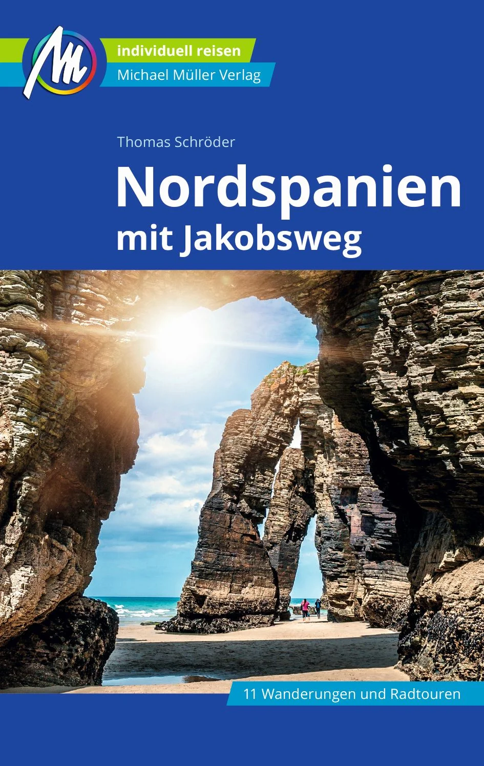Prämierter Reiseführer zum Norden Spaniens Michael-Müller-Reiseführer Nordspanien – umfassend, übersichtlich, unentbehrlich 2022 erhielt dieser Reiseführer einen der renommierten ITB-Awards der Internationalen Tourismusbörse Berlin. Auszug aus der Begründung der Jury, die das Buch zu den »profundesten Spanien-Guides« zählt: »Informationen zur Geschichte und Kultur, sorgfältig ausgewählte Tipps vor Ort zu Sehenswürdigkeiten, Hotels und Pensionen, Restaurants, Bars, Nachtleben, Verkehrsverbindungen, Sportmöglichkeiten sowie zu Wanderungen und Radausflügen geben wertvolle praktische Orientierung für die individuelle Reiseplanung.« Falls Ihnen Navarra, La Rioja oder Bilbao spanisch vorkommt, haben Sie natürlich völlig recht. Thomas Schröder nimmt Sie in unserem Reiseführer »Nordspanien« mit auf Entdeckungstour in das Land zwischen Pamplona und Santiago de Compostela. Auf 612 Seiten mit 244 Farbfotos zeigt er Ihnen vielfältige Kultur und fantastische Natur dieser äußerst lohnenden Urlaubsregion. Elf ausführlich beschriebene Wanderungen und Radtouren in unserem Nordspanien-Reiseführer lassen Sie das Land hautnah erleben. Die 60 Karten und Pläne machen Nordspanien zu Ihrer zweiten Heimat. Ökologisch, regional und nachhaltig wirtschaftende Betriebe sind kenntlich gemacht. Alles vor Ort für Sie recherchiert und ausprobiert. Anekdoten und Hintergründiges machen Ihnen Land und Leute leicht zugänglich. Zahlreiche eingestreute Kurz-Essays vermitteln interessante Hintergrundinformationen. Die Geheimtipps von Thomas Schröder erschließen Ihnen die Highlights ebenso, wie Sehenswertes abseits der touristischen Hotspots. Erprobte Tipps und nützliche reisepraktische Ratschläge runden den Reiseführer »Nordspanien« ab. Das Magazin Tour schreibt: »Hervorragend recherchierter, kurzweilig geschriebener Reisführer für Nordspanien.« abenteuer und reisen findet: »Perfekter Begleiter für Individualreisende.« Nordspanien im Überblick: Im Osten der Region liegt Navarra. Geprägt von den Pyrenäenausläufern im Osten, dem Schwemmland des Ebro im Süden liegt in den grünen Hügeln im Zentrum der Region die Hauptstadt Pamplona. Die erste nordspanische Etappe des Jakobswegs verläuft hier. Lohnend ein Abstecher nach Zaragoza. Die kleinste Autonome Gemeinschaft ist La Rioja. Hier wächst die wichtigste Rebsorte Spaniens, Tempranillo. Ob Weinbau, wilde Natur oder Hochkultur mit unserem Reiseführer »Nordspanien« wird Ihr Urlaub eine vergnügliche Bildungsreise. Burgos, Bilbao und das Baskenland: Zahllose Burgen und prächtige Kathedralen zeugen von der historischen Bedeutung der Region Kastilien-León am Jakobsweg. Burgos, Camino del Cid, Astorga, und und und Überall entdecken Sie mit unserem Nordspanien-Reiseführer Orte und Plätze, die garantiert nicht jeder kennt. Das Baskenland rund um Bilbao überzeugt durch malerische Hafenstädte und Seebäder. Auch ist es ein Paradies für Feinschmecker und Kunstliebhaber. Vertrauen Sie den Geheimtipps von Thomas Schröder und Sie werden nicht enttäuscht, versprochen! Sehnsuchtsziel Santiago de Compostela Aktivurlauber und Strandliebhaber werden in Kantabrien glücklich. Die einmalige Natur um Santander zwischen Hochgebirge und Meer bietet sehenswerte Landschaften. Auch im benachbarten Asturien bilden Berge und Meer reizvollen Kontrast. Es locken Oviedo und Gijón sowie die prächtige grüne Küste »Costa Verde«. In Santiago de Compostela in Galicien endet schließlich der Jakobsweg, Ziel von Pilgern aus aller Welt. Unser Reiseführer »Nordspanien« begleitet Sie kompetent und kenntnisreich sowohl zu den nordspanischen Must-Sees, als auch zu den versteckten Perlen der Region. Ihr Nordspanien-Urlaub wird zu einem individuellen und gelungenen Erlebnis dank den bewährten Tipps und hilfreichen Hinweisen im akribisch recherchierten Begleiter an Ihrer Seite. Neben mehr als 450 prall gefüllten Seiten zu Sehenswürdigkeiten, Stränden, Hotels, Restaurants und Unterkünften finden Sie im Reiseführer »Nordspanien« auf mehr als 90 Seiten alles Notwendige, Wissenswerte und Reisepraktische kompakt zusammengefasst, etwa die wichtigsten Begriffe und Redewendungen auf Spanisch. Drei Fakten über Nordspanien, die Sie wahrscheinlich noch nicht kannten: Bekehrt durch Ochse und Bär: Toribo, Gründer des gleichnamigen kantabrischen Klosters, hatte zunächst wenig Erfolg bei seinen Bekehrungsbemühungen. Nachdem er den Kampf zwischen einem Ochsen und einen Bär beobachtete, konnte er dank der Kraft des Wortes die Tiere trennen und vom friedlichen Zusammenleben überzeugen. Aus Dankbarkeit ließen sich die Tiere gemeinsam unter ein Joch spannen und halfen, den Grundstein des Klosters zu legen. Durch dieses Wunder ließen sich die Menschen der Region zum Christentum bekehren. Ochse und Bär sind in den Kapitellen der Hauptapsis der Klosterkirche verewigt. Die Kannibalin von Calahorra: Die Stadt lag an der römischen Heeresstraße von Tarragona nach Astorga und war häufig heftig umkämpft. Mehrfach waren die Bewohner gezwungen, »die Schwächsten unter der Bevölkerung zu opfern, um Nahrungsmittel zu erhalten«, wie es ein Prospekt formuliert. Als 71 n. Chr. Pompeius die Stadt belagerte, schürte eine alte Frau jede Nacht in den Straßen der Stadt Feuer, um eine größere Zahl zurückgebliebener Bewohner vorzutäuschen. Als die Truppen schließlich einmarschierten, fanden sie nur noch die alte Frau vor beim Braten eines Armes. Am Paseo de Mercadal wurde dem Durchhaltewillen der Frau 1878 ein Denkmal gesetzt. Engelsgleiche Nachtigall: Abt Virilio leitete im Mittelalter das Kloster Leire. An einer Quelle ruhen fragte er sich, ob ewiger Engelsgesang auf Dauer nicht langweilig werden würde. Auf dem Rückweg zu seinem Kloster lauschte er dem lieblichen Gesang einer Nachtigall. Im Kloster angekommen erkannte ihn niemand. Nach einiger Verwirrung klärte sich das Rätsel: Abt Virilio war den Aufzeichnungen nach vor 300 Jahren mysteriös verschwunden. Wenn schon der Gesang einer Nachtigall 300 Jahre wie einen Wimpernschlag vorübergehen ließ, wie zeitlos wäre ewiges Jubilieren der himmlischen Heerscharen