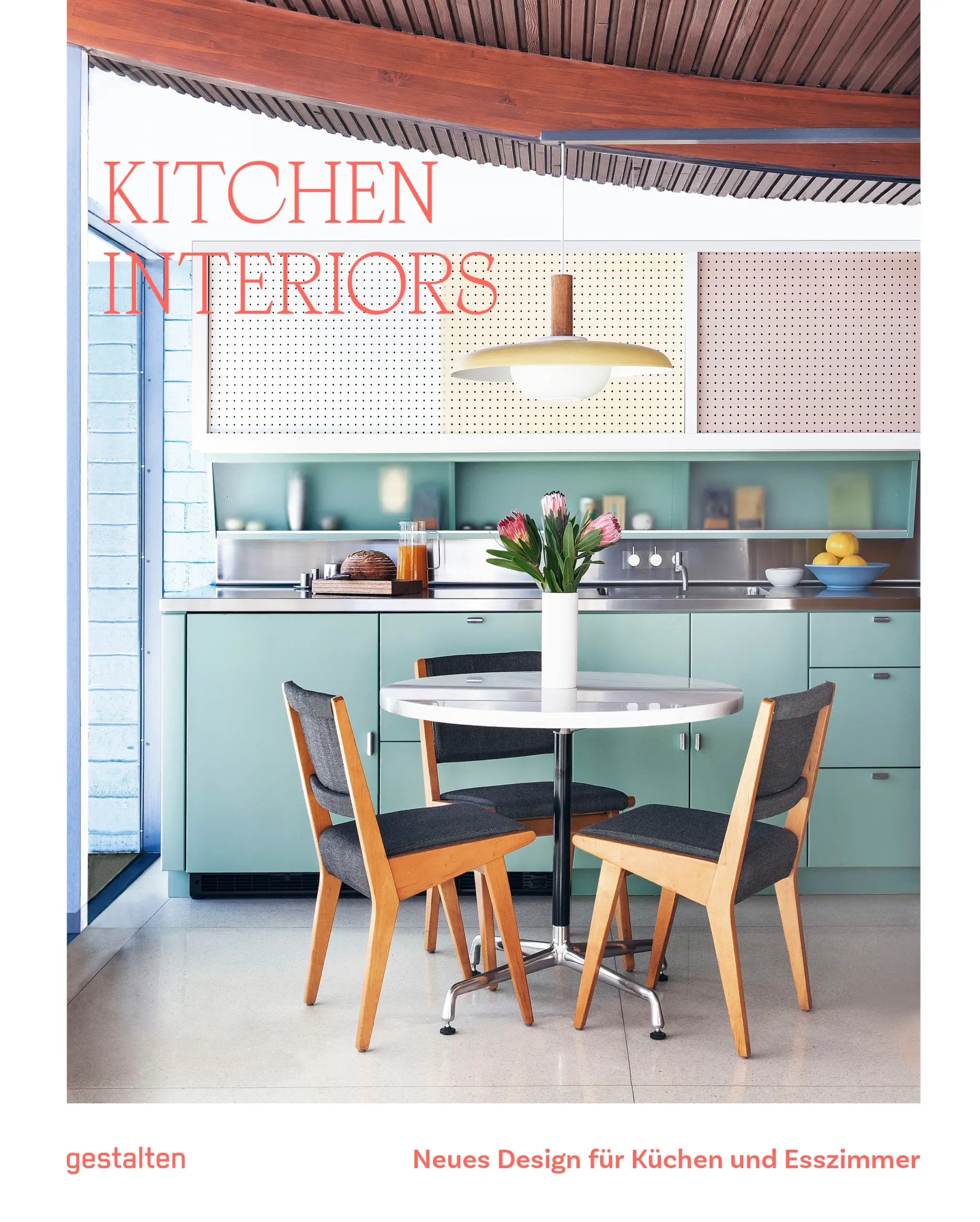Ob skandinavisches Design oder Landhausstil, dieses Buch zeigt die aktuellen Einrichtungstrends rund um das Thema Küche. Die Küche, das ist heute viel mehr als der Raum, in dem gekocht wird. Sie ist ein Ort, an dem Familien zusammenkommen, Freunde aufeinandertreffen und bleibende Erinnerungen entstehen. Von kleinen Küchenzeilen bis hin zu großen Kochinseln präsentiert Kitchen Interiors die besten Ideen für zeitgenössisches Küchendesign. Entdecken Sie, wie moderne Materialien nahtlos mit traditionellem Design verschmelzen und wie kompakte Küchen mit Aufbewahrungslösungen neu gedacht werden können. Die Fortsetzung von Kitchen Kulture und Kitchen Living befasst sich mit der Entwicklung des Küchendesigns. Erfahren Sie, wie die Küche zum neuen Wohnzimmer geworden ist und wie uns dieser wundersame Ort mit all seiner Funktionalität, Schönheit und Fähigkeit Menschen zusammenzubringen, immer weiter inspiriert.