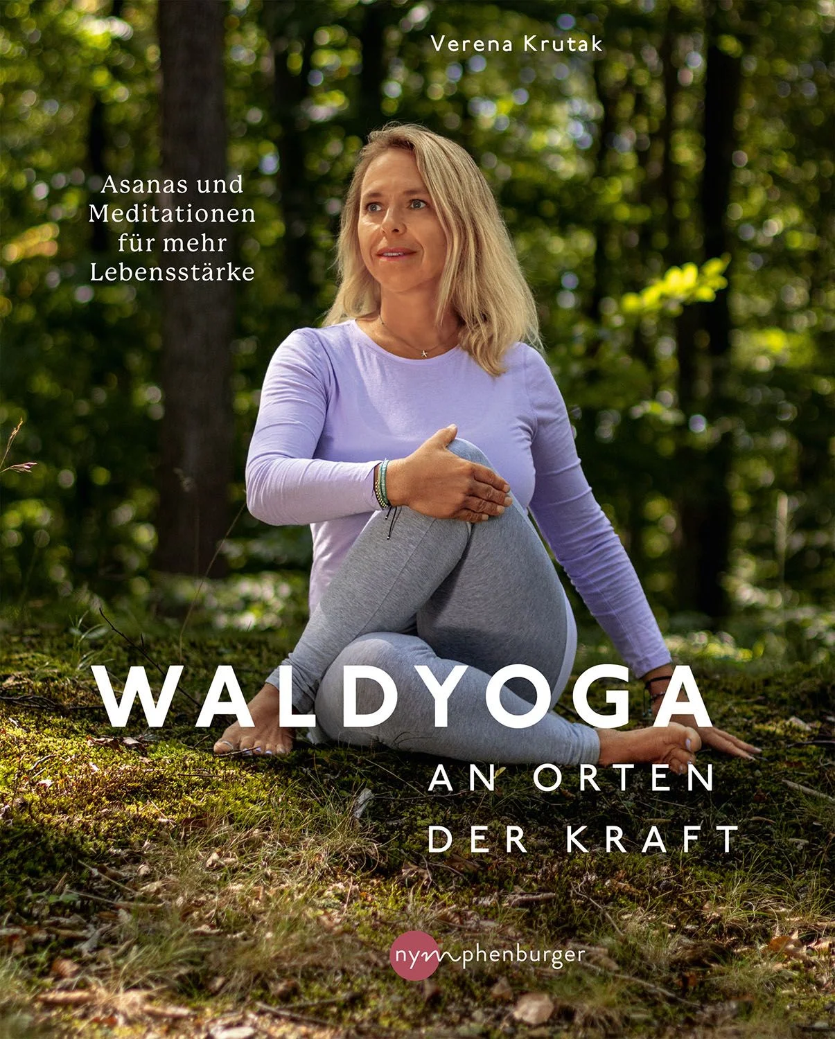 Beim Waldyoga treten wir sowohl mit uns selbst als auch mit der Natur in eine einzigartig tiefe Verbindung, die dabei helfen kann, eine Vielzahl von Beschwerden zu lindern. Die Yogalehrerin und Naturpädagogin Verena Krutak beschreibt, wie man mit diesem Wissen sein eigenes Waldyoga-Programm aus Mobilisation, Asanas und Atemübungen zusammenstellt. 10 ganzheitliche Programme belohnen uns mit einem gelassenen Geist und einem gesunden Körper.