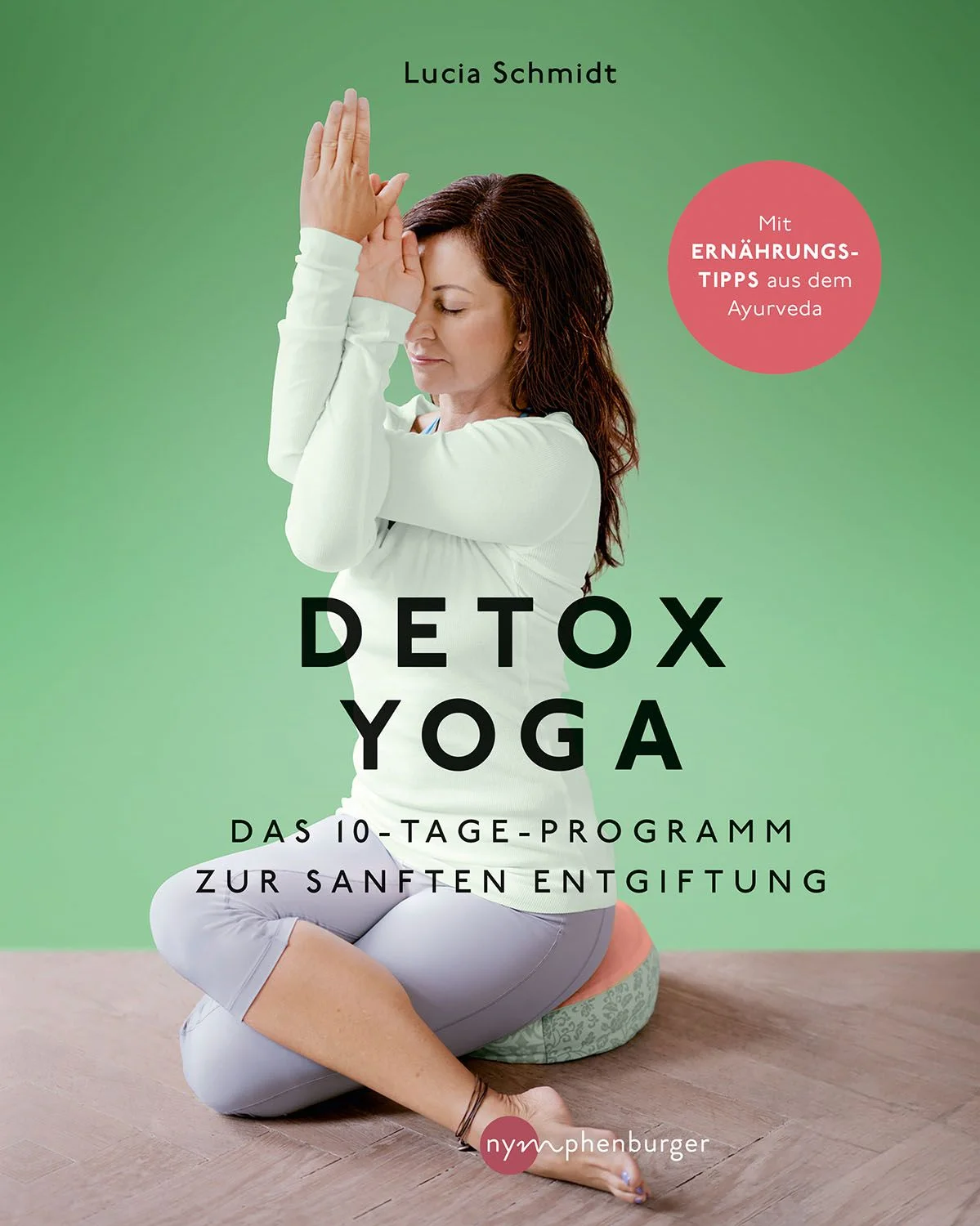 Reinigung für Körper und Seele, Gesundheit und innere Zufriedenheit hängen von der Reinheit der inneren Organe und Systeme ab. Lucia Nirmala Schmidt kombiniert Detox-Maßnahmen mit Yoga und dem Wissen aus dem Ayurveda und gibt Interessierten in diesem Buch nicht nur ihr Expertenwissen mit auf den Weg, sondern verhilft dank effektivem 10-Tage-Programm mit Anleitungen zu Ernährung, Bewegung und Entspannung zum Entschlacken und Entsäuern auch zu mehr Wohlbefinden im Alltag.. Schritt für Schritt erklärt sie die Grundlagen, beschreibt Yogaübungssequenzen, die den Körper bei der Entgiftung unterstützen, erläutert Rezepte, Massagen und reinigende Rituale.
